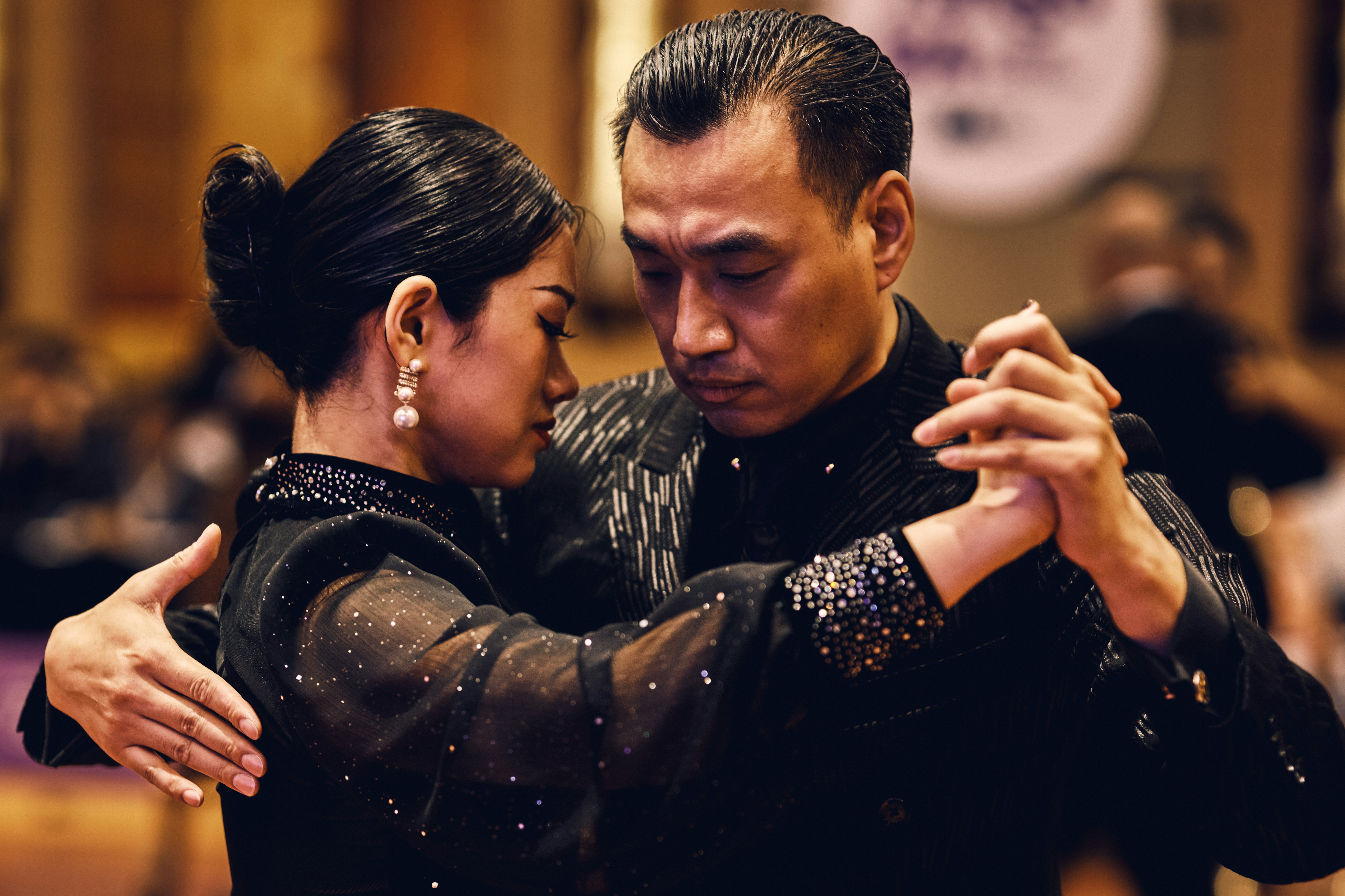 Un couple danse élégamment en tenue formelle