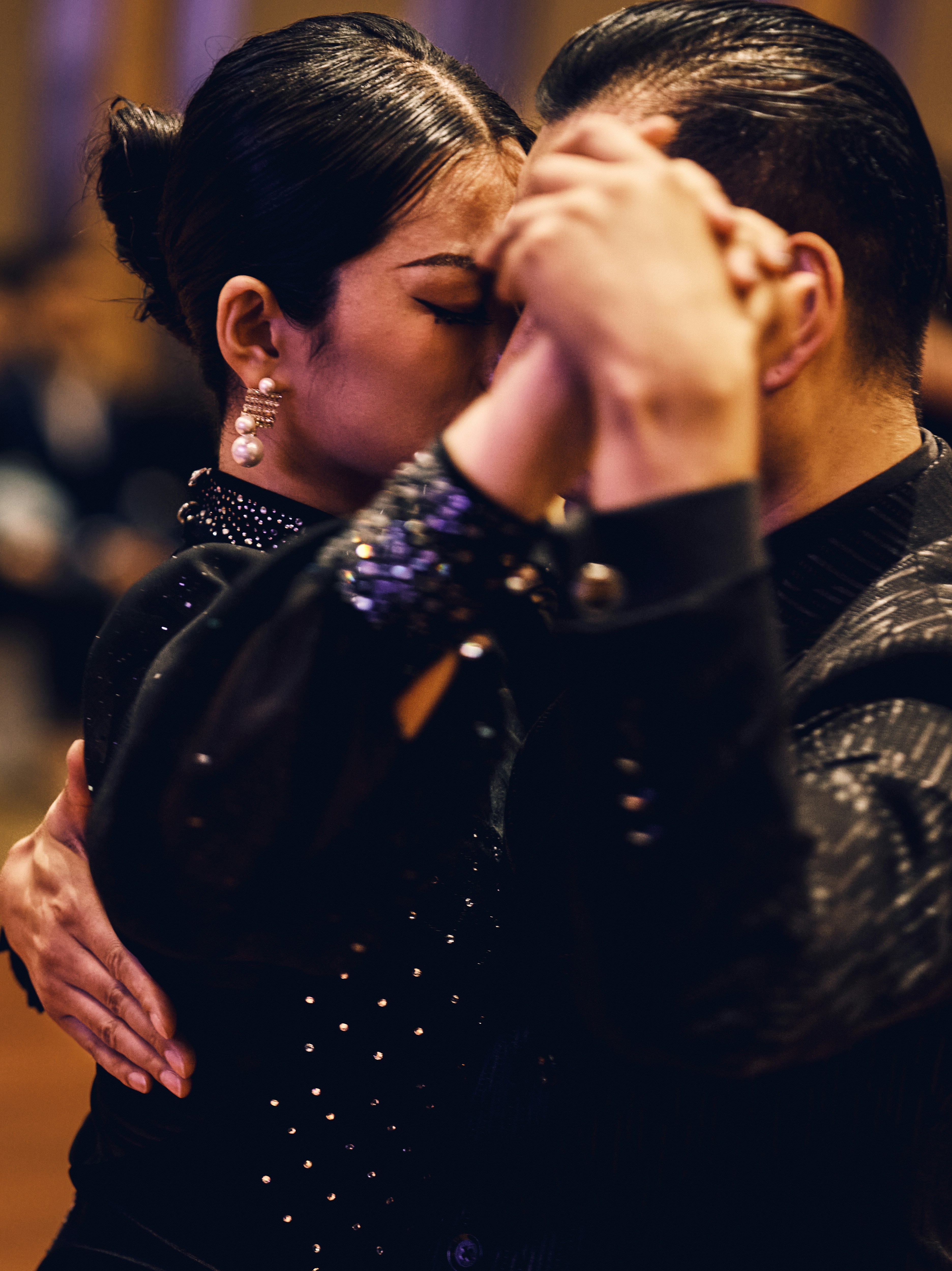 Couple dansant élégamment en tenue formelle