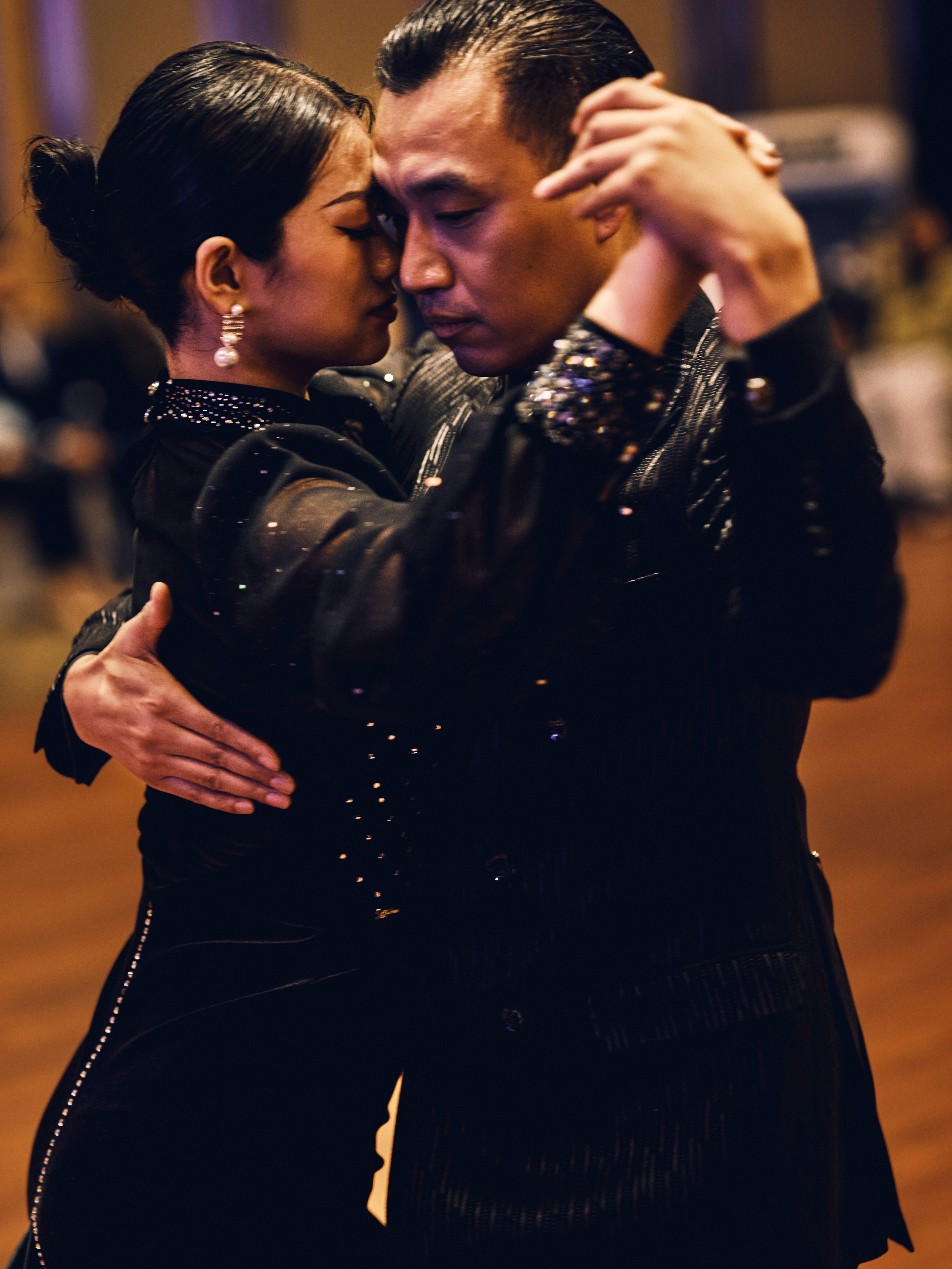 Un couple dansant dans une salle de bal en tenue formelle