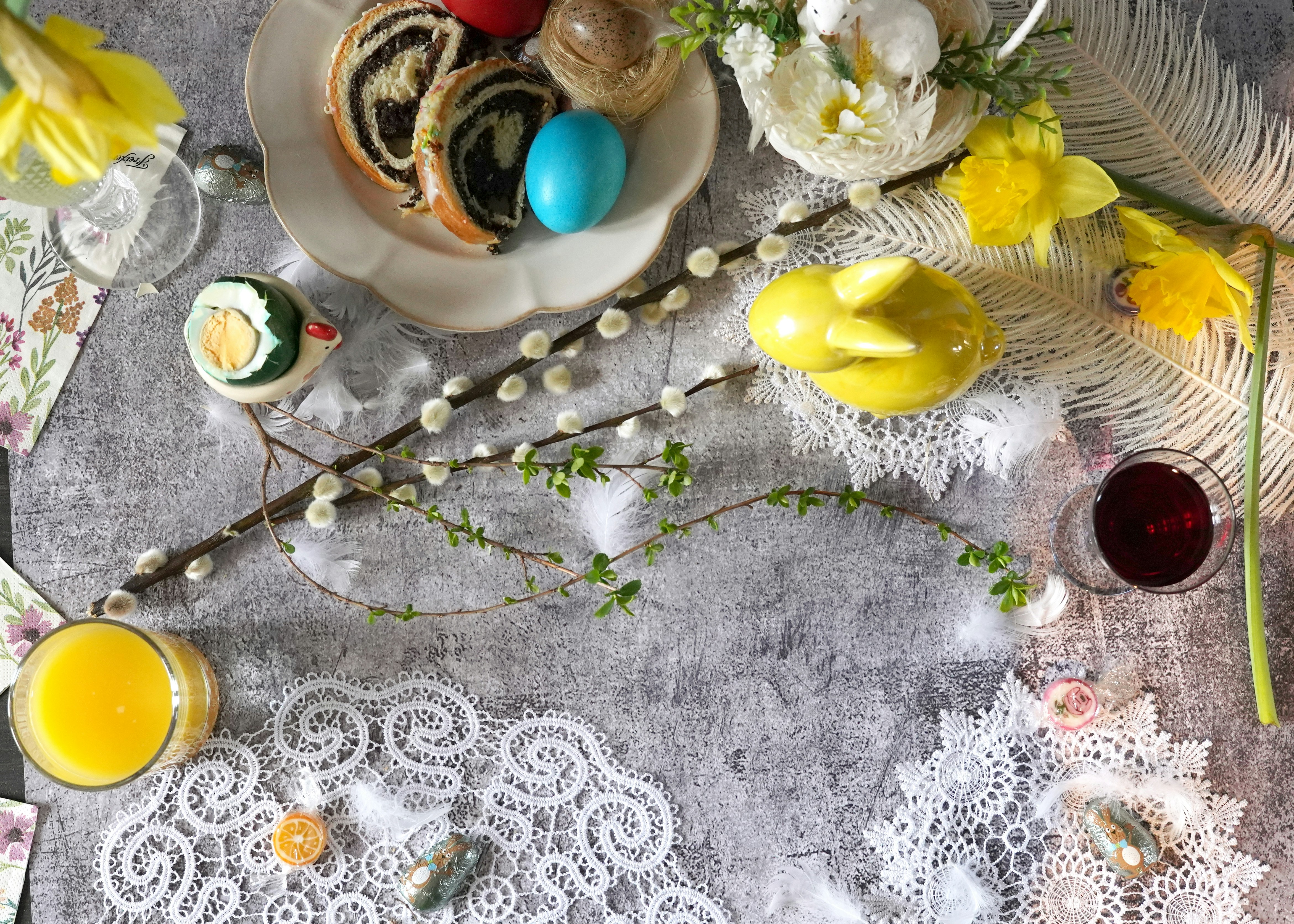 Mesa de Páscoa com bolo, ovos e flores