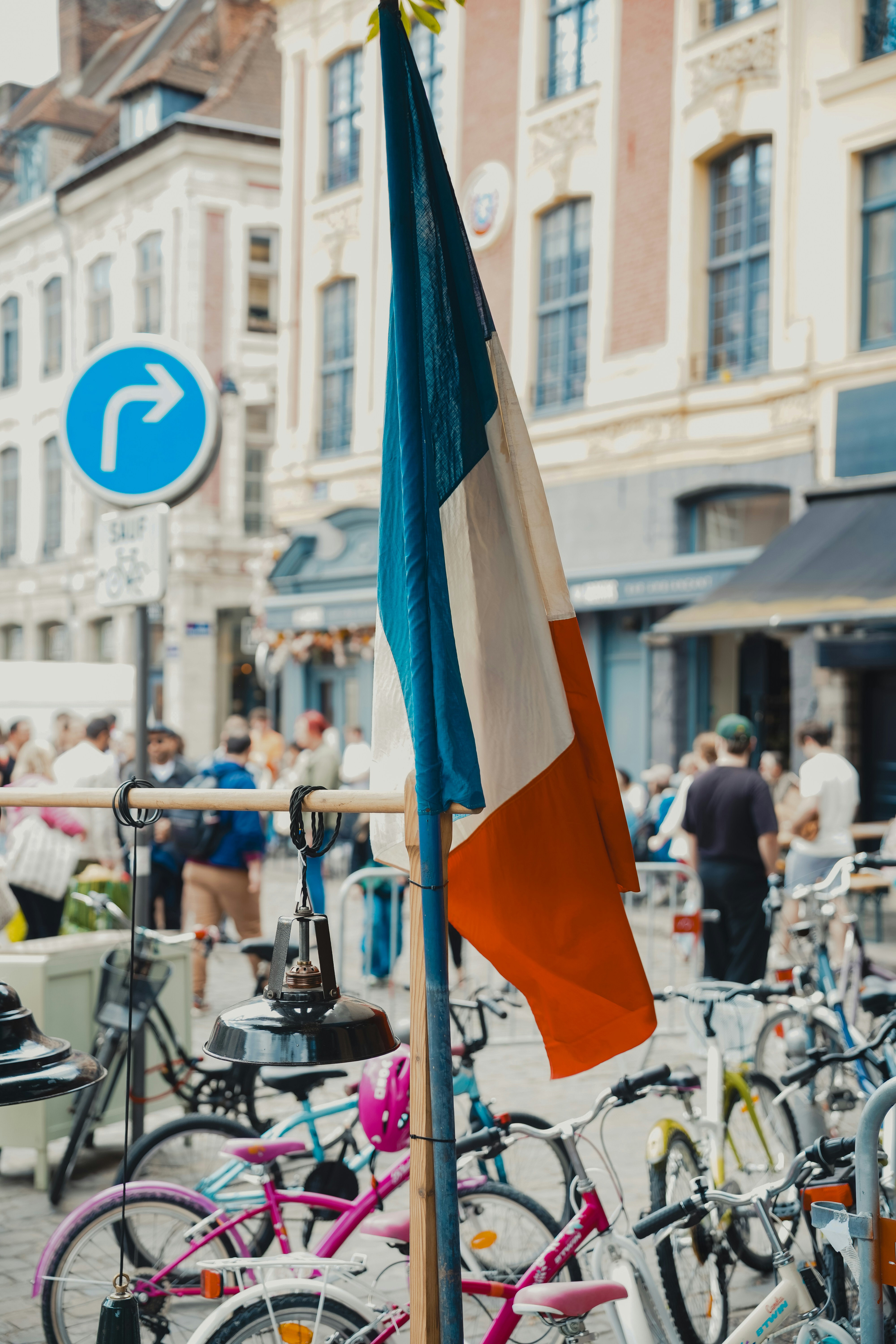 Französische Flagge weht vor Fahrrädern und Fahrrädern