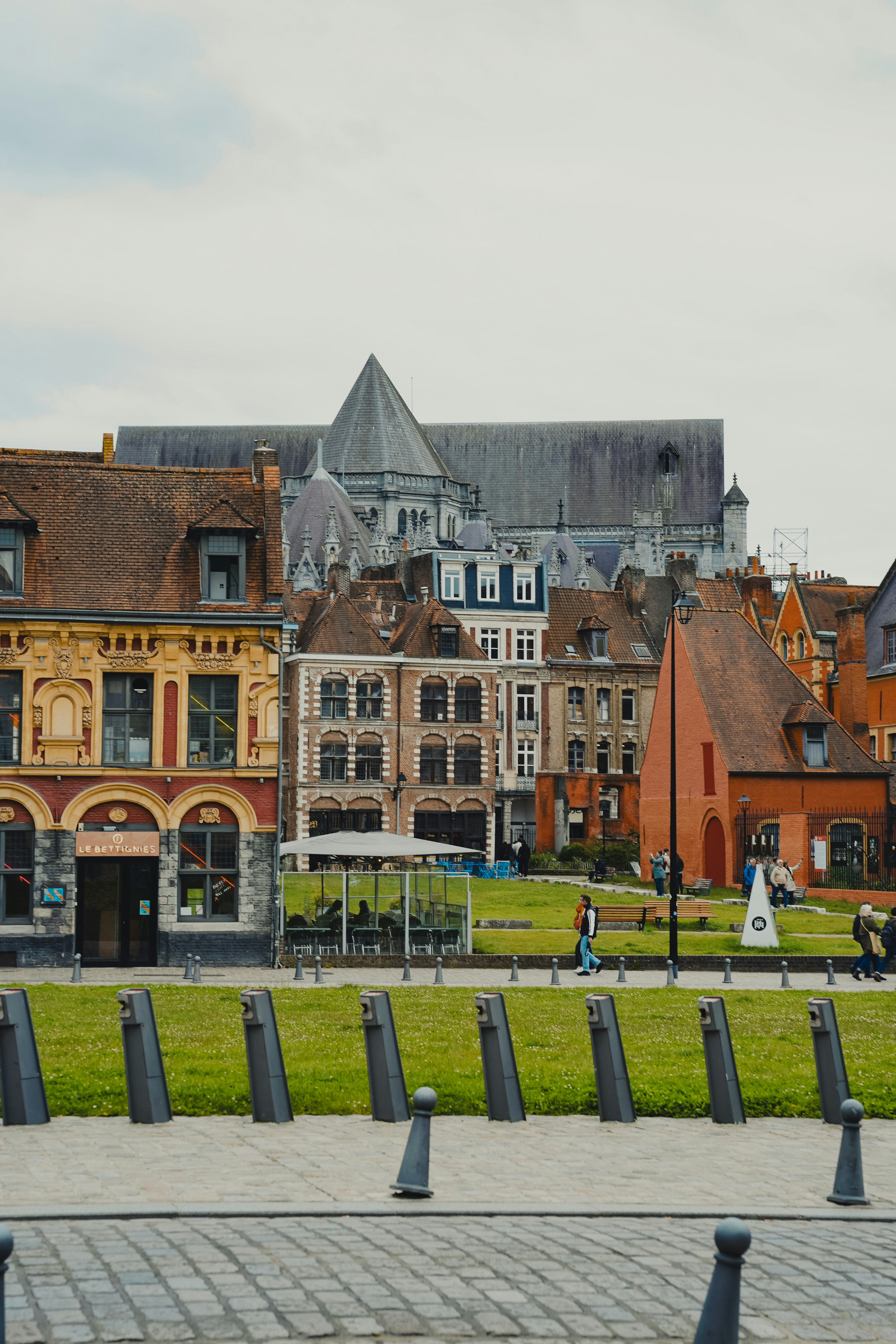 Historische europäische Gebäude mit einer großen Kathedrale dahinter.