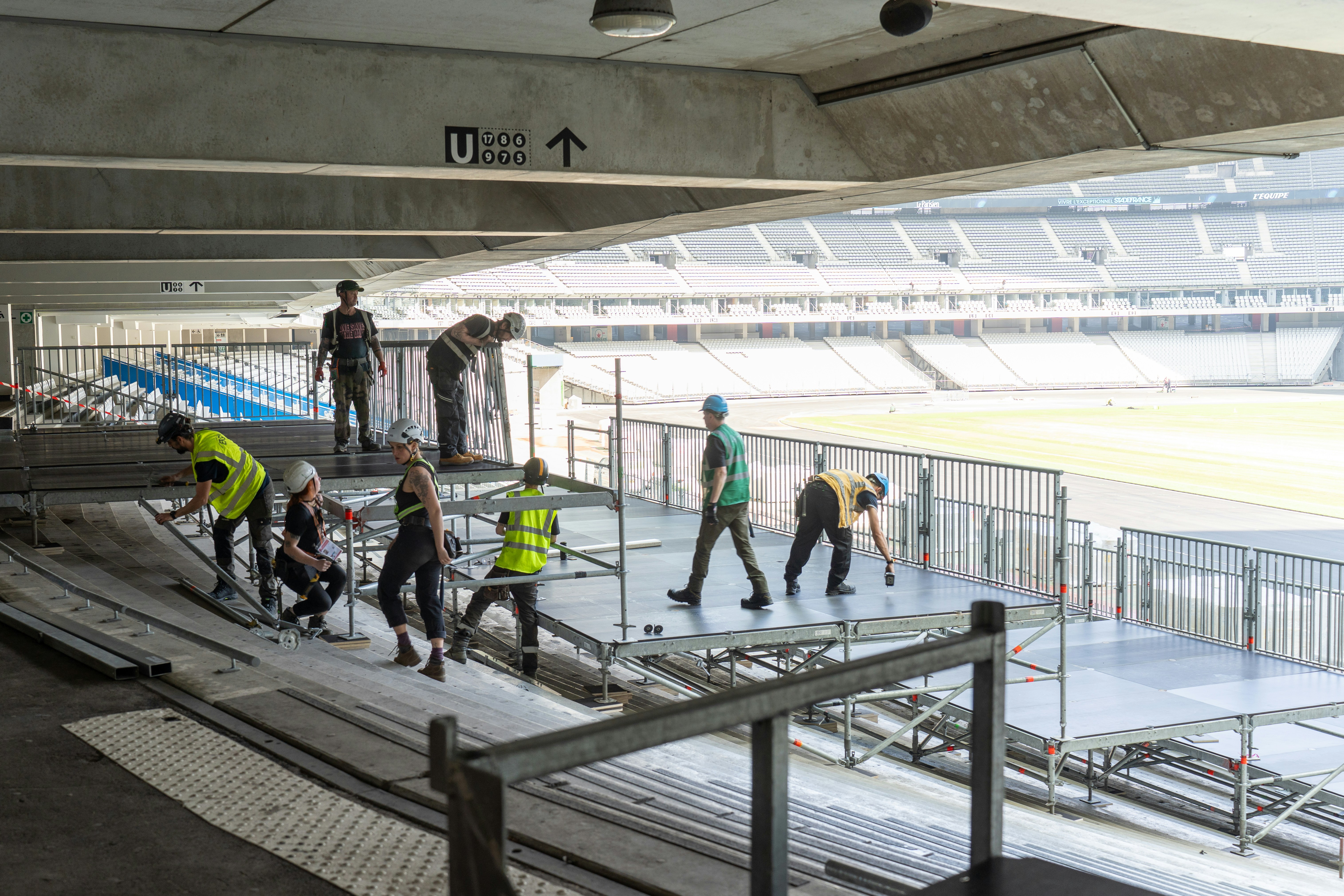 Jugadores saliendo por el túnel hacia una cancha iluminada