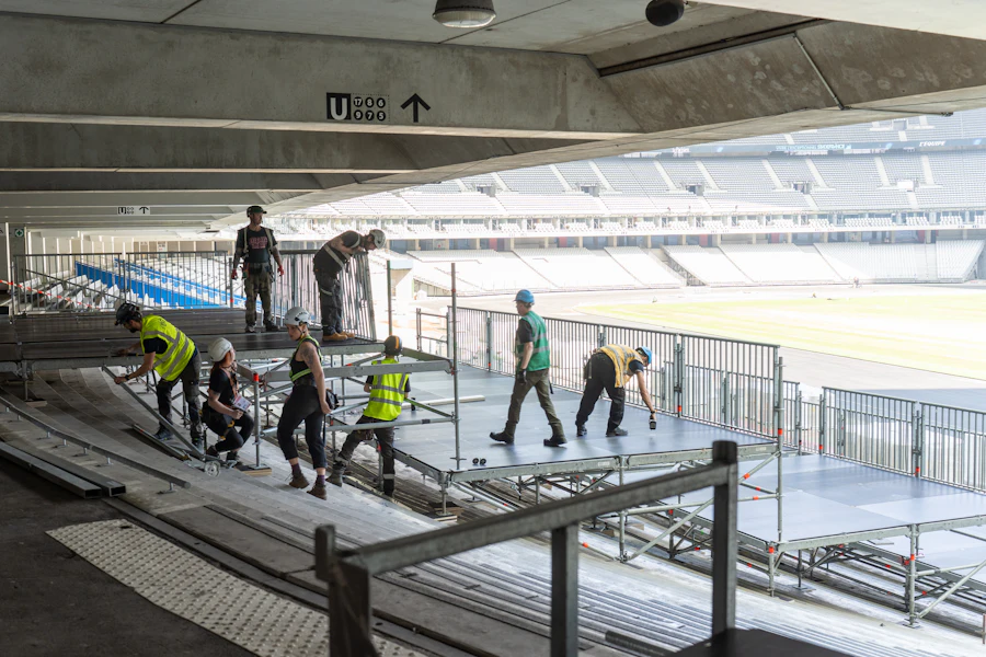 Crew bygger en scen på en arena