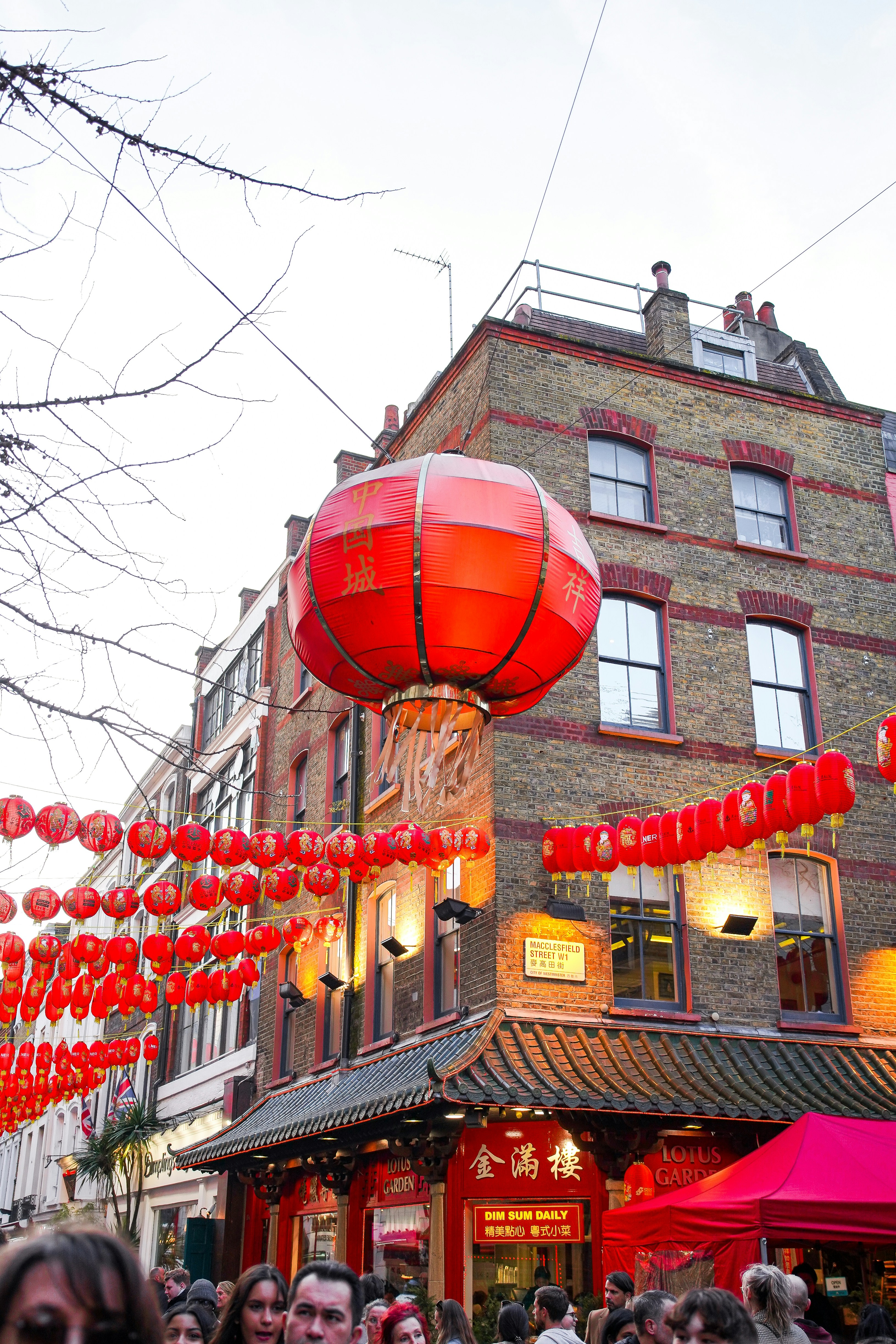 Rote Laternen schmücken eine Straße in Chinatown.
