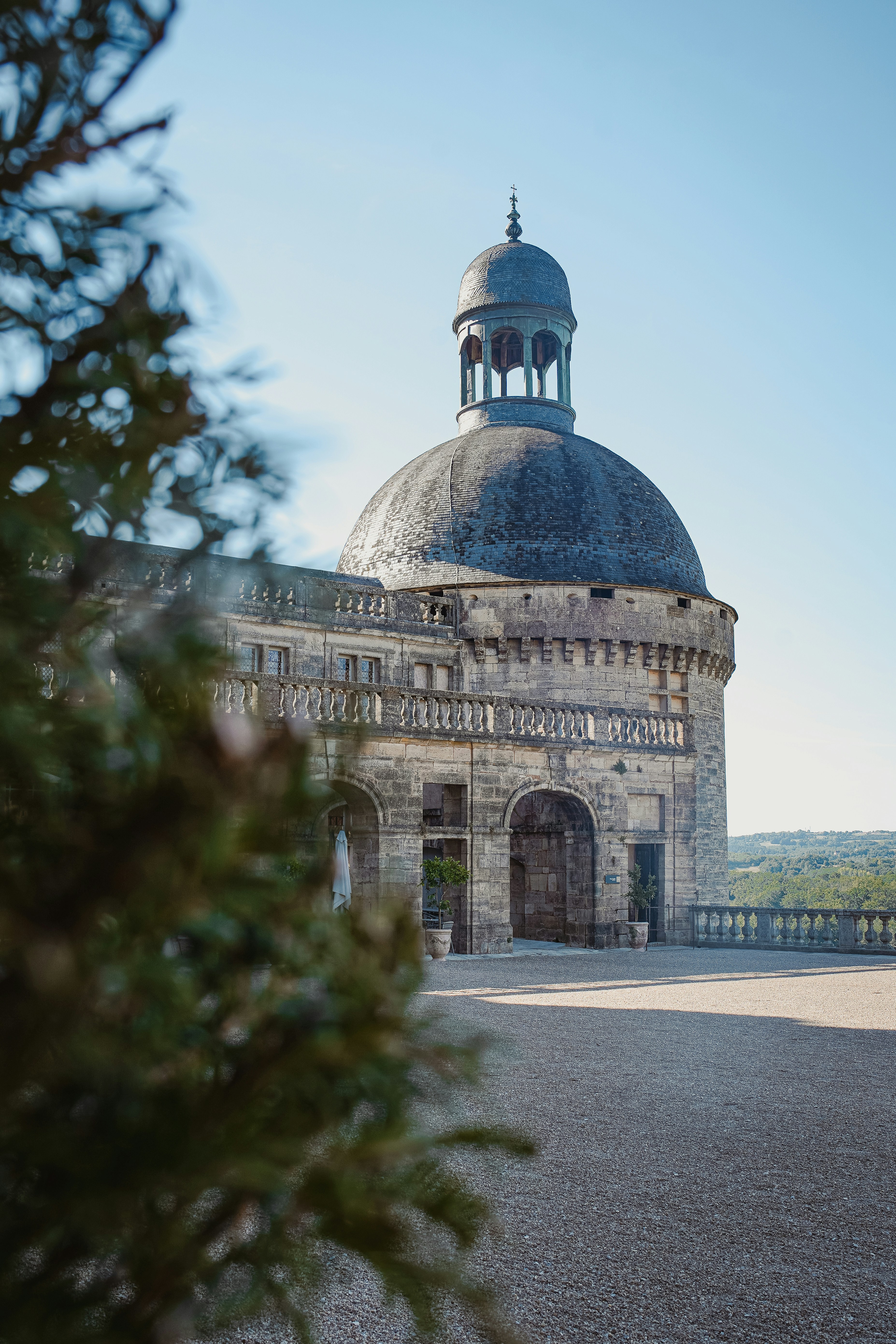 Verziertes Steingebäude mit Kuppel unter klarem Himmel