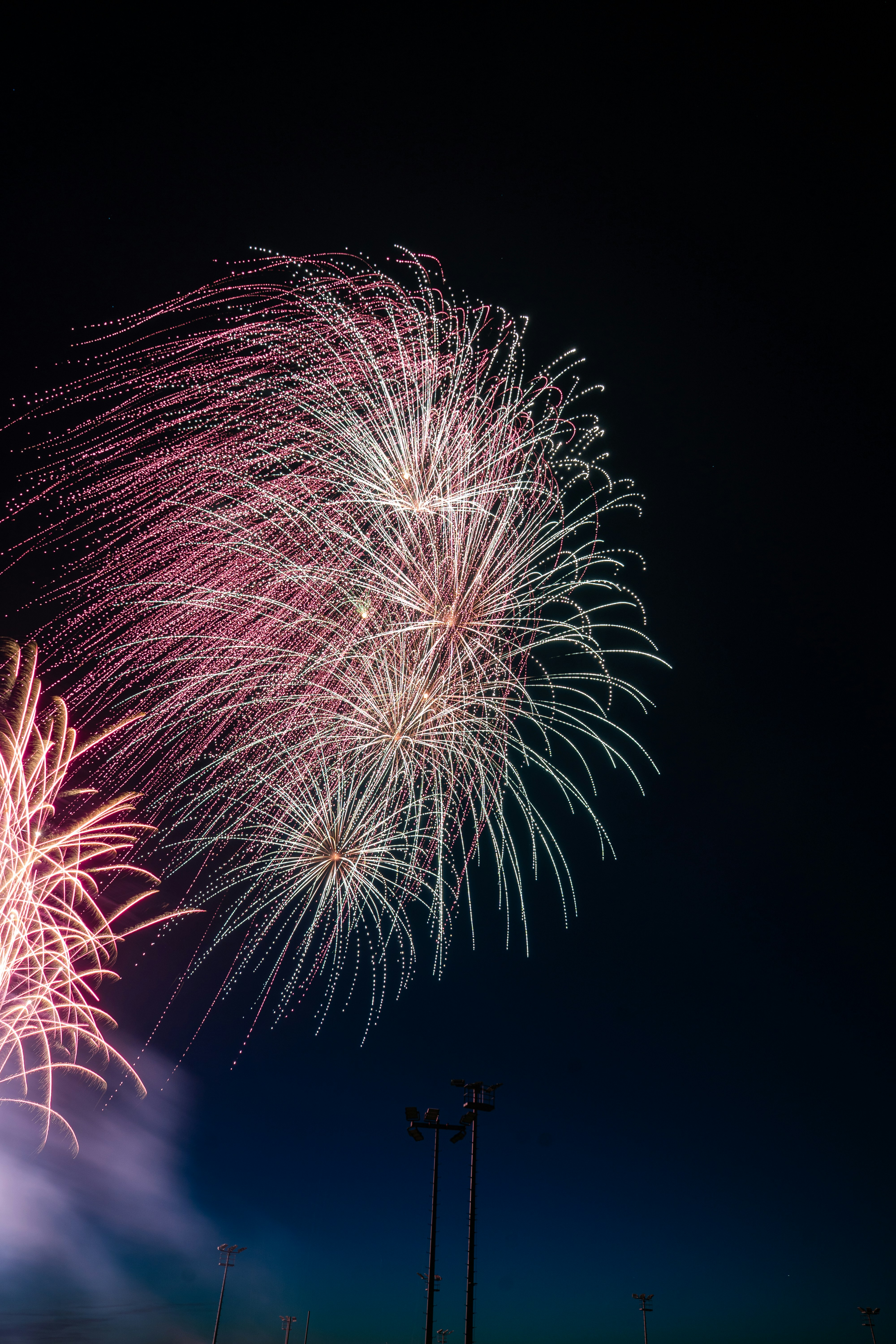 Helles Feuerwerk explodiert am dunklen Nachthimmel.