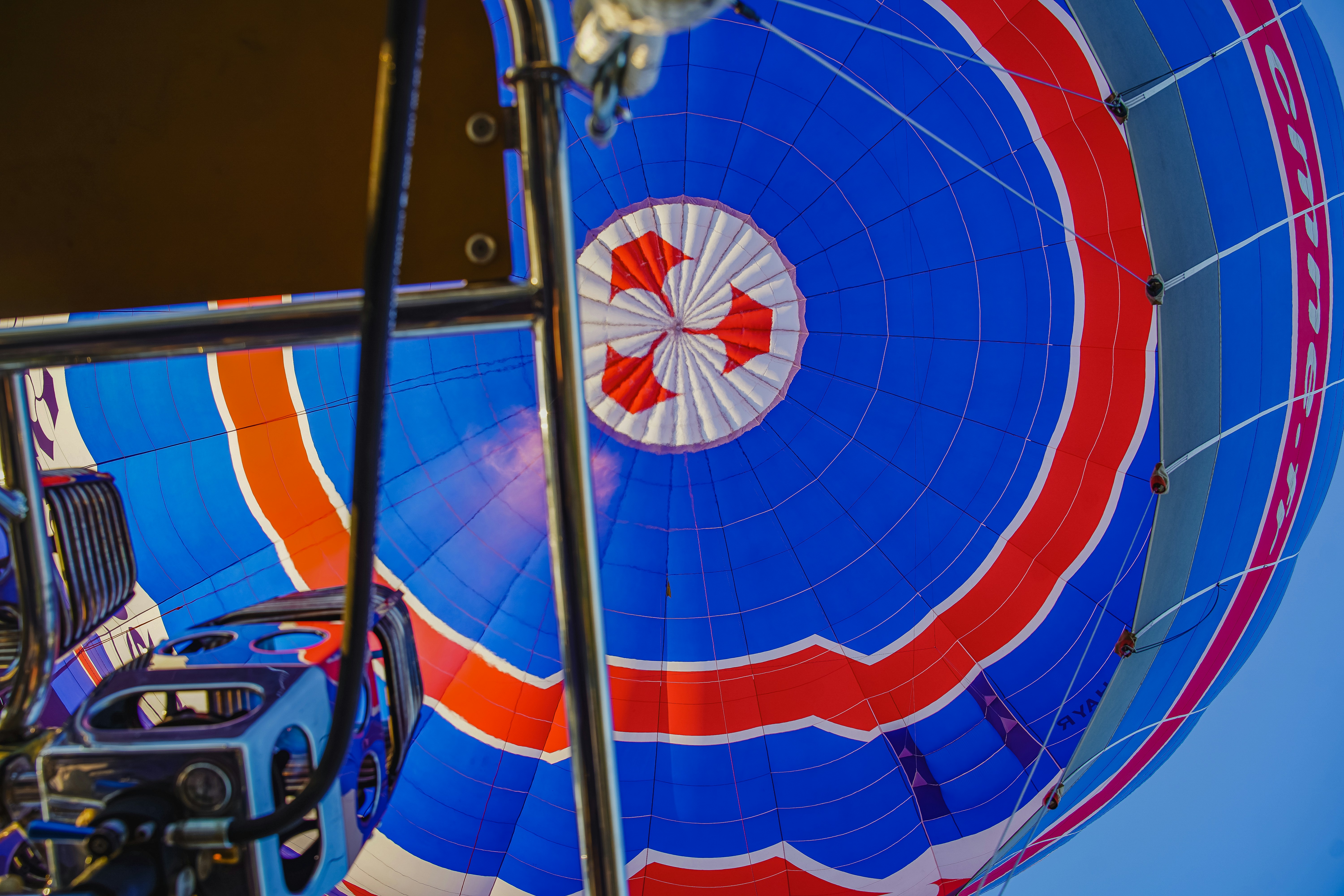 Vista de perto de um balão de ar quente sendo inflado