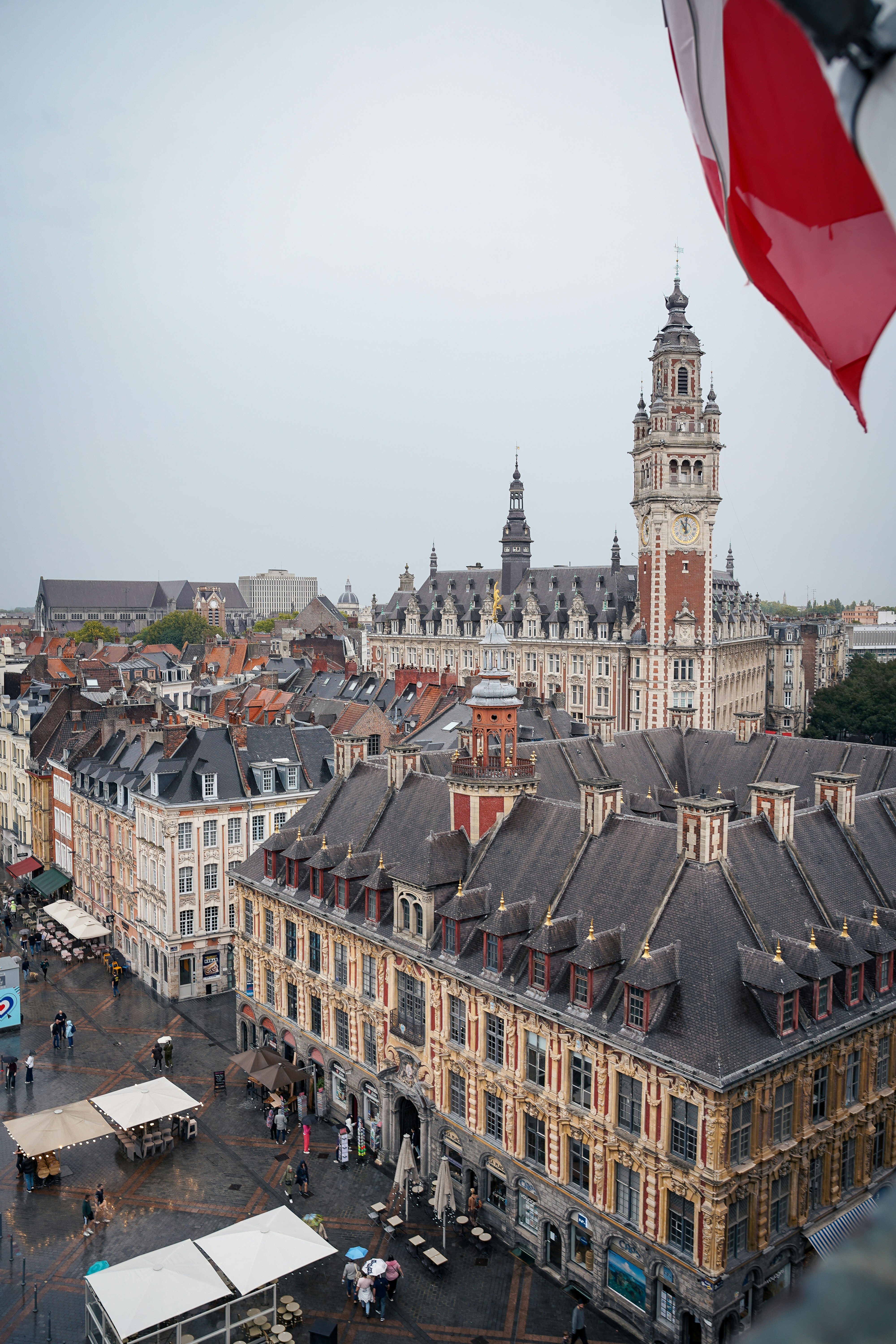 Dächer und ein hoher Turm in einer europäischen Stadt.