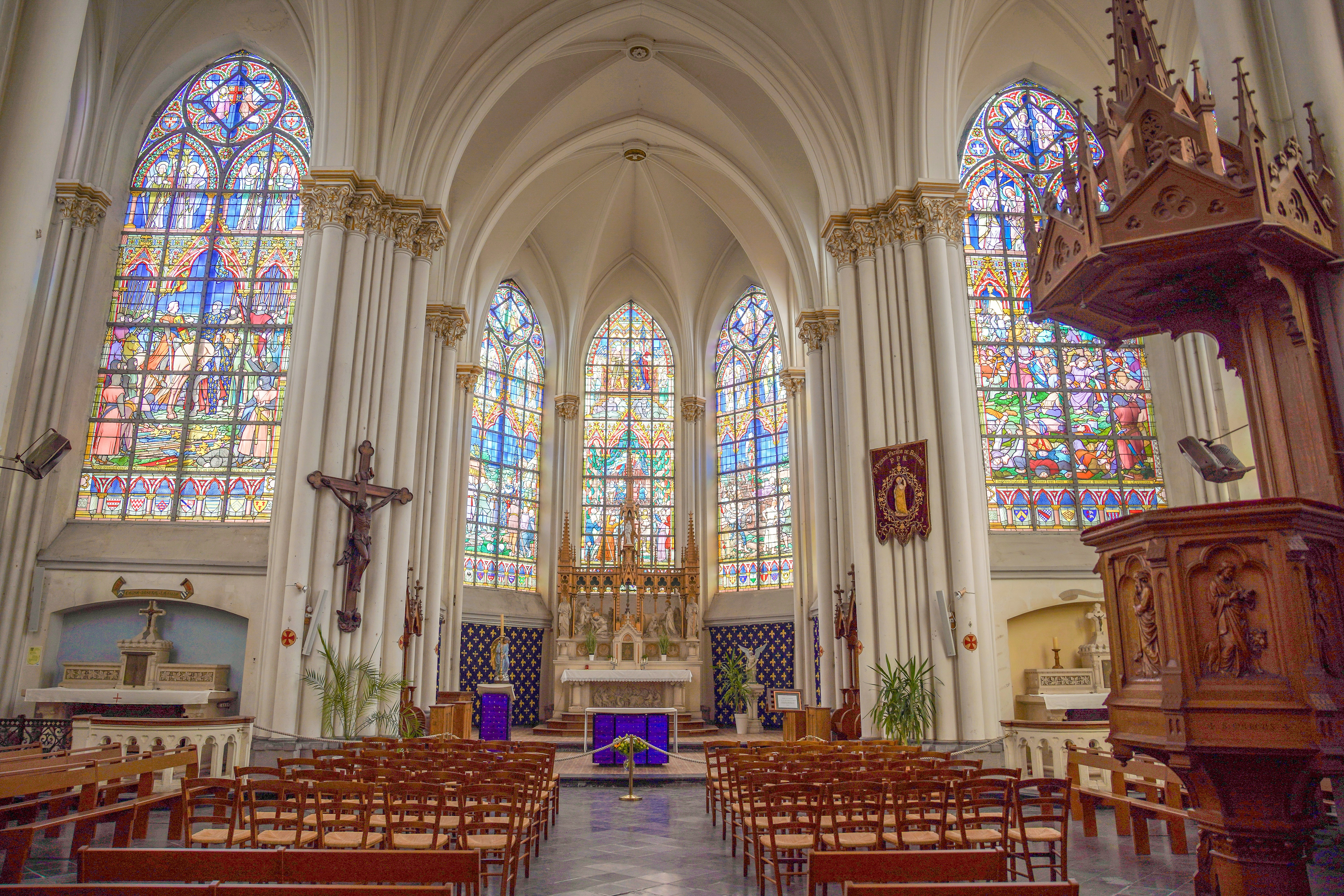 Innenraum einer prächtigen Kirche mit Buntglasfenstern