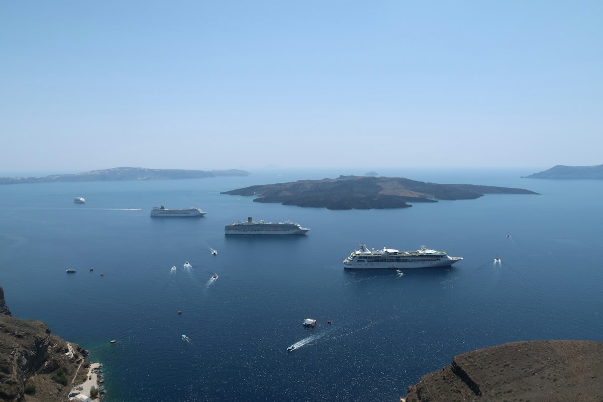 Navi da crociera ancorate in una baia turchese nel Mediterraneo