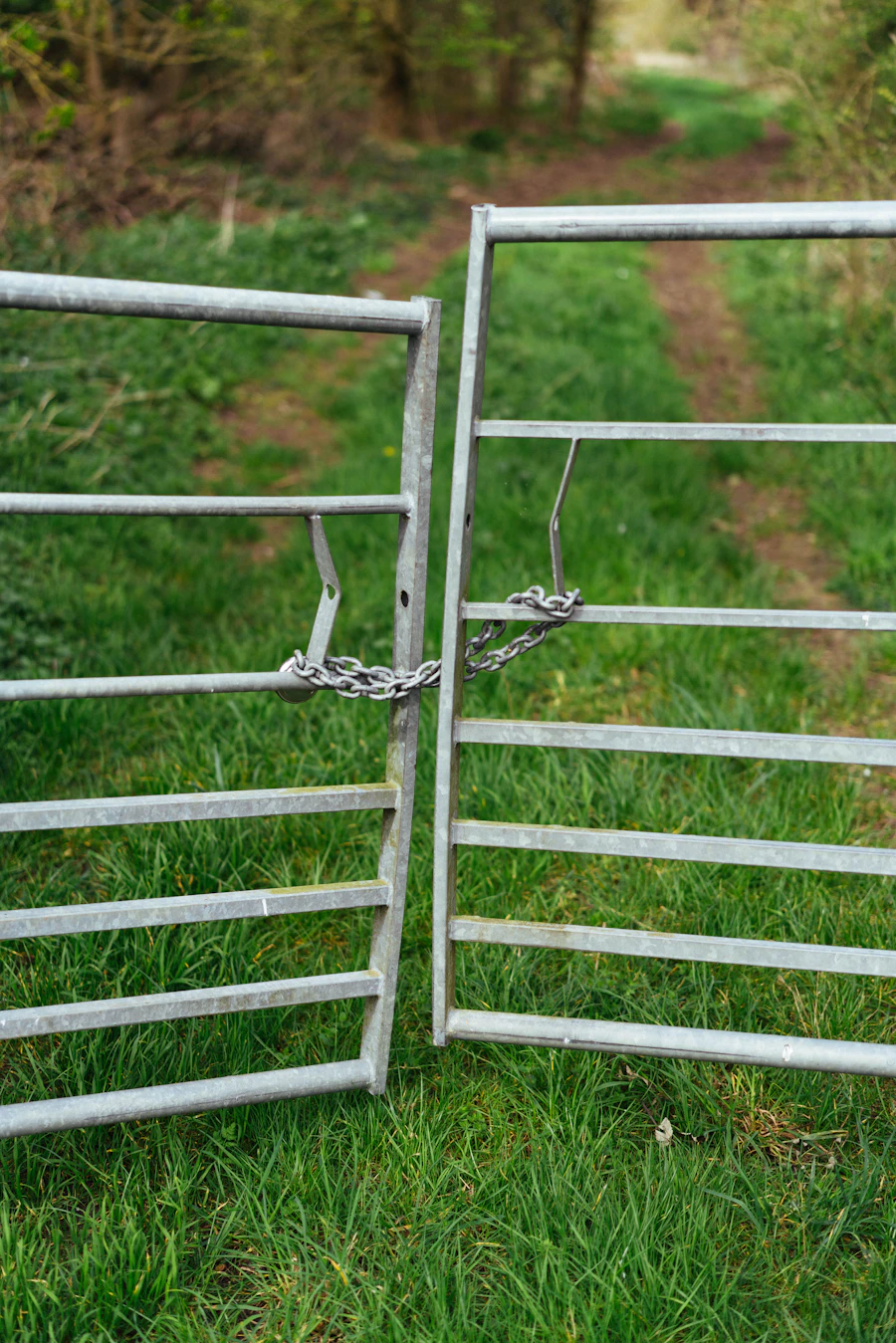 Puerta de finca galvanizada cerrada con cadena