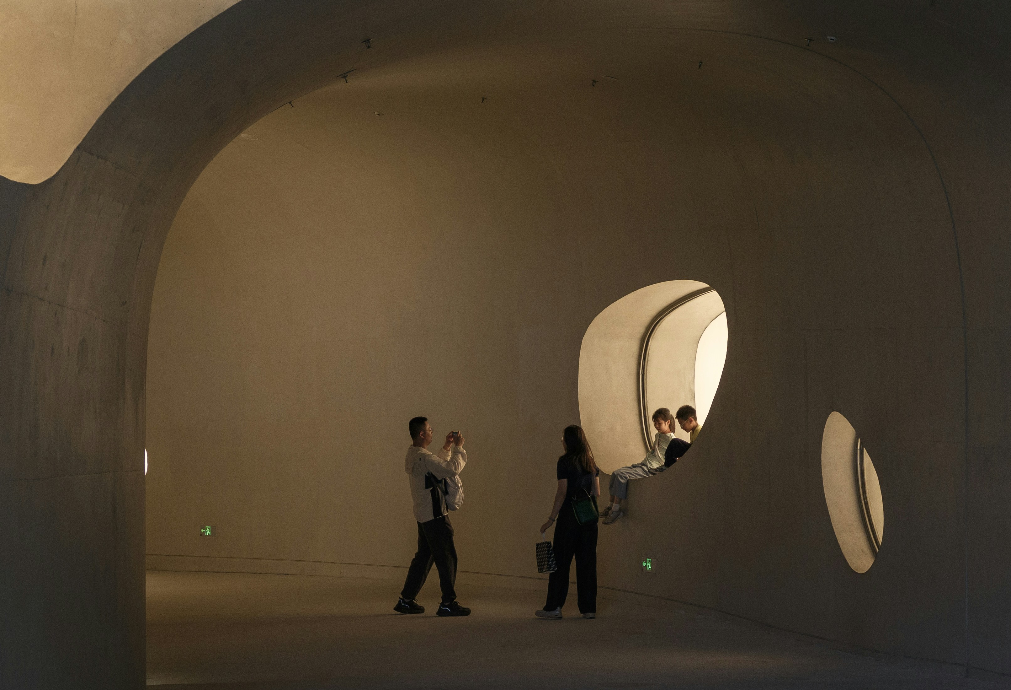 Personas en un espacio arquitectónico moderno y curvo