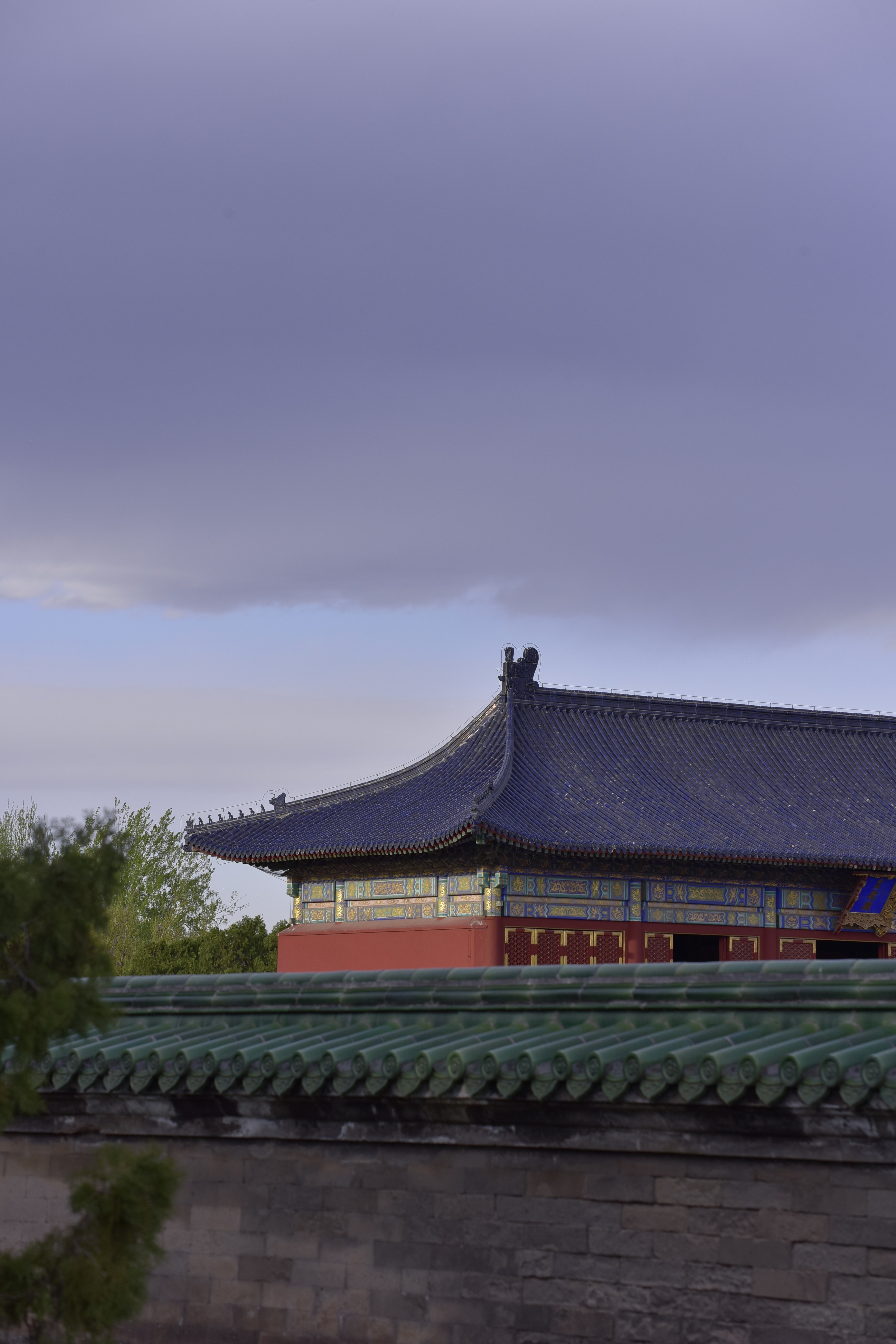 Bâtiment chinois traditionnel avec toit en tuiles bleues
