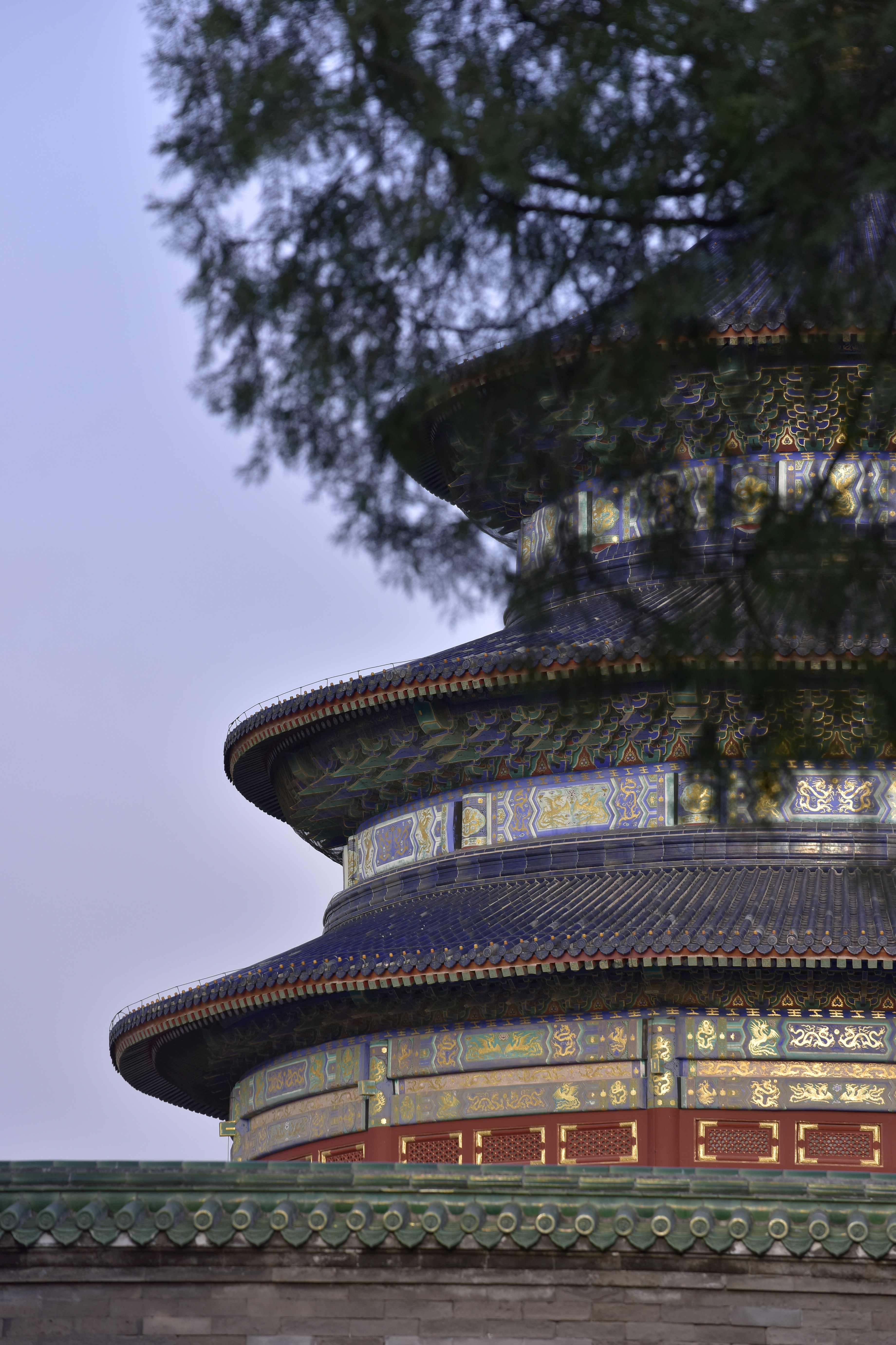 Toit traditionnel chinois de temple avec tuiles bleues et accents dorés