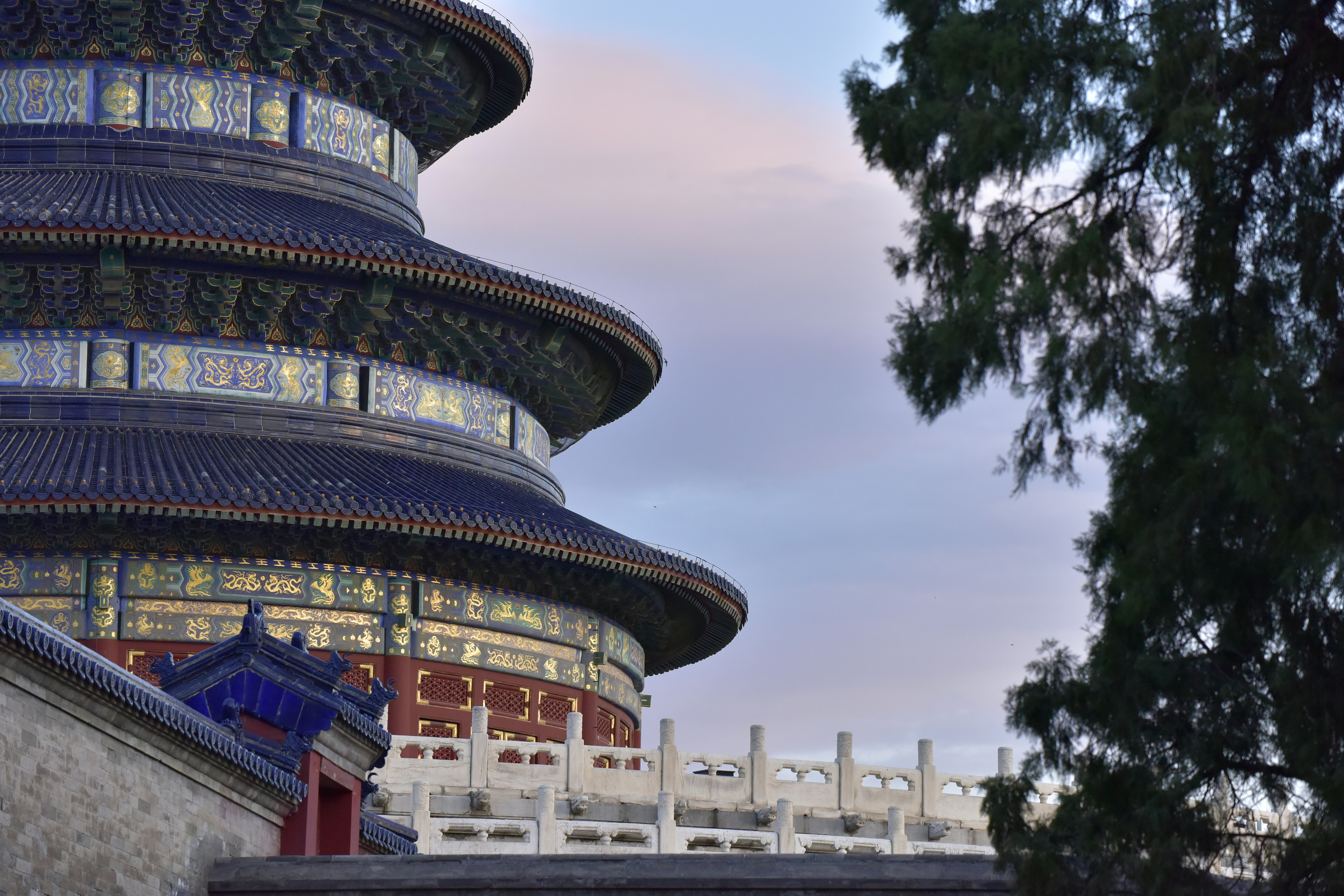 Temple chinois traditionnel au toit en tuiles bleues au crépuscule