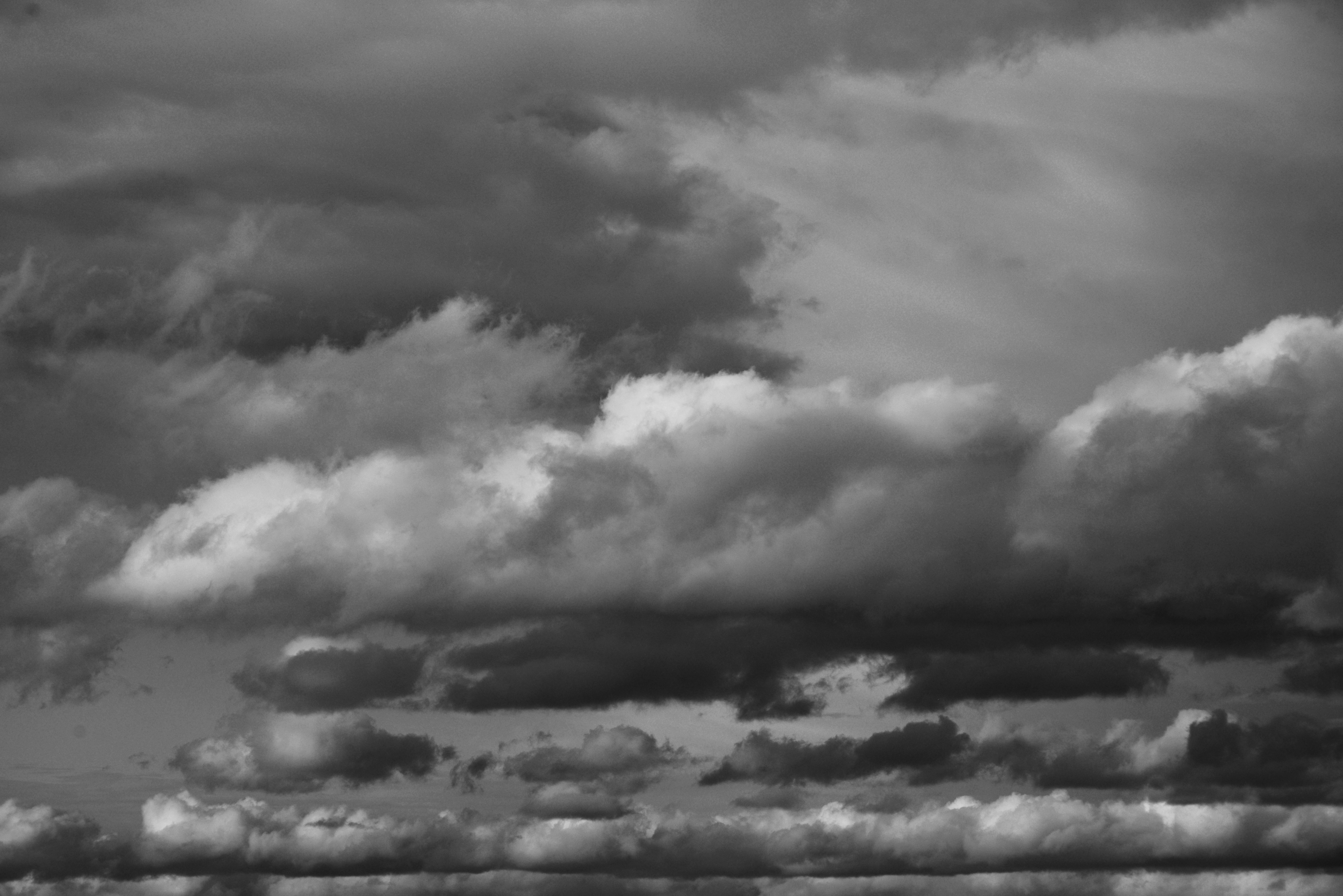 Awan gelap yang dramatis memenuhi langit