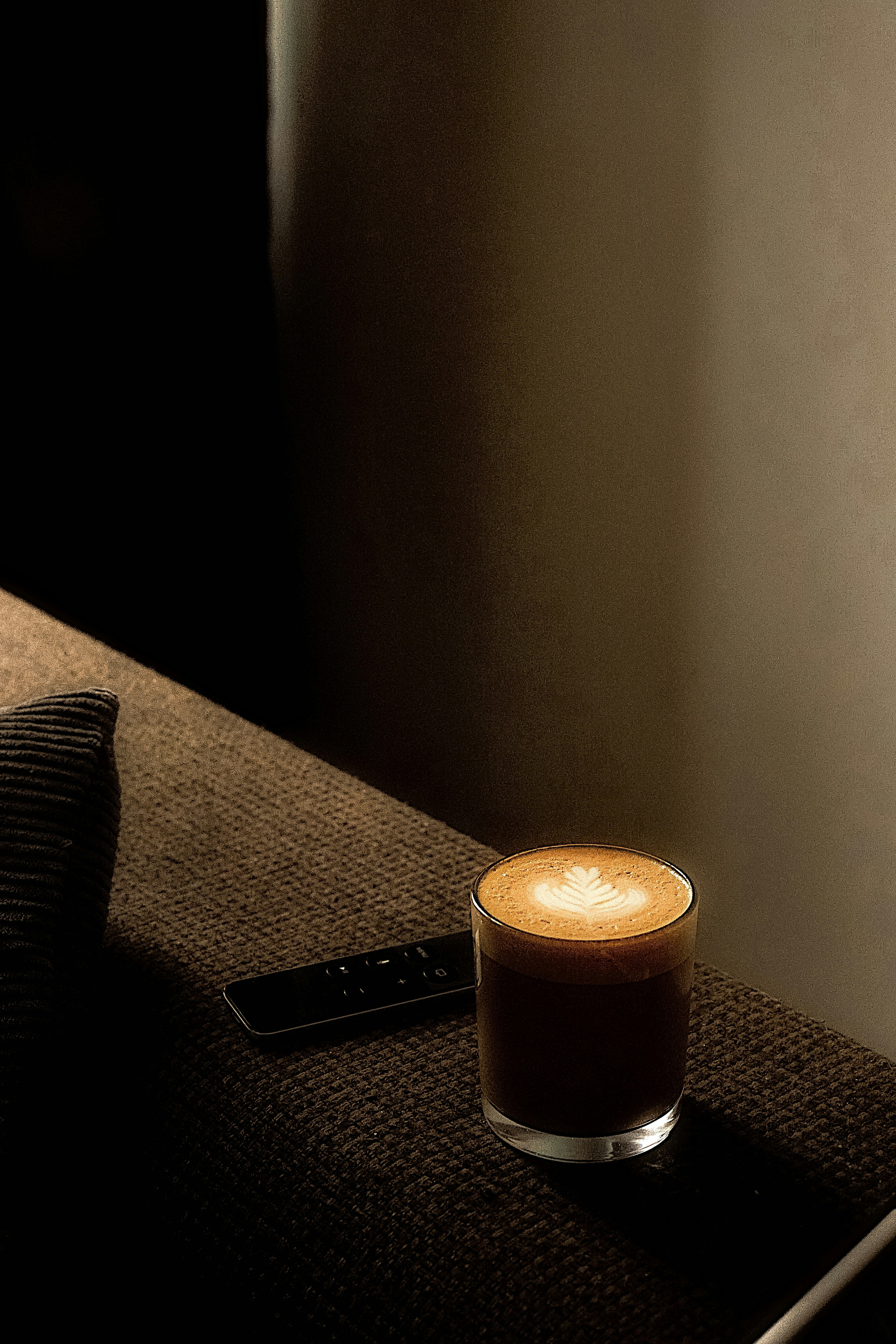 Un latte con arte in schiuma è posizionato su un tavolo.