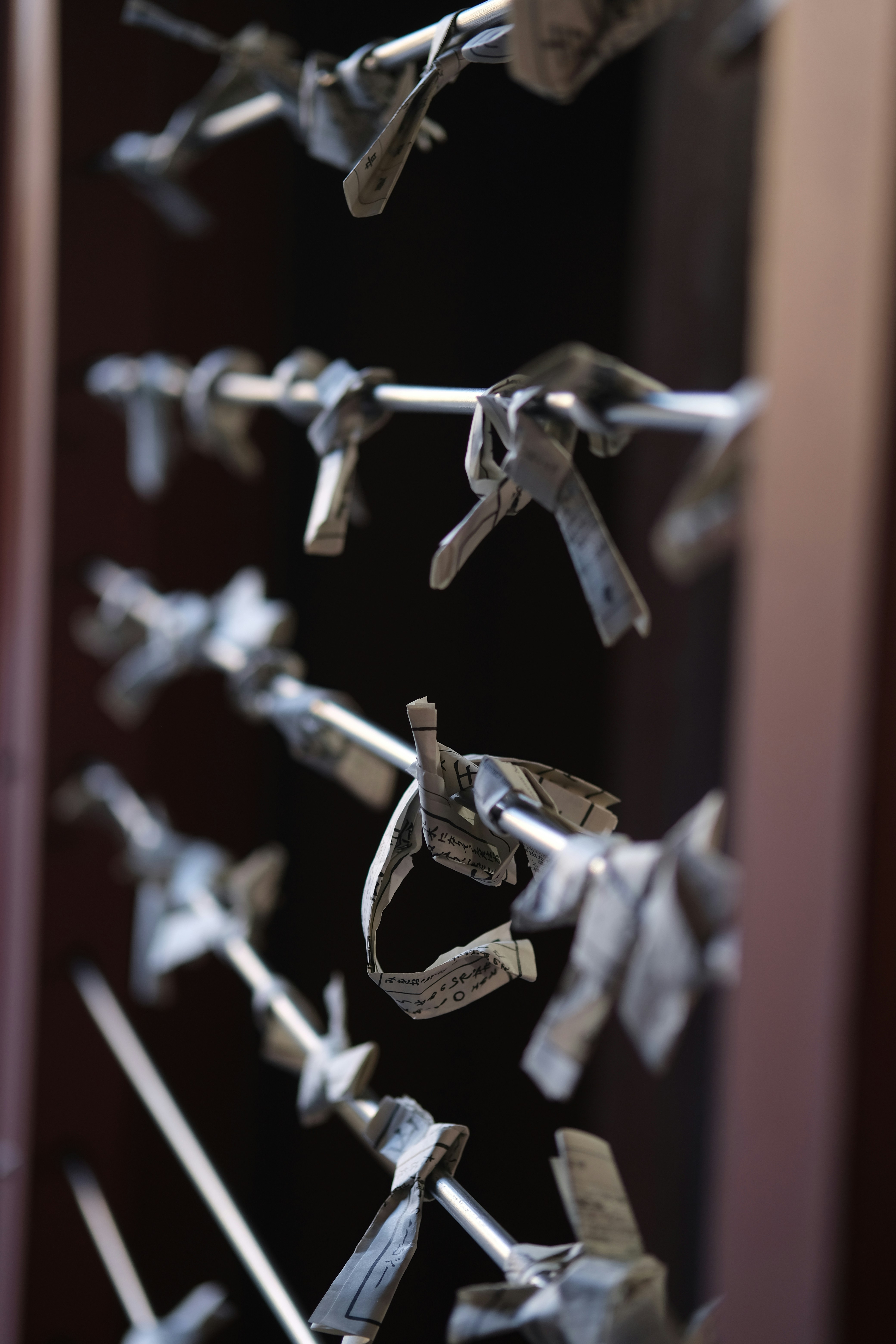 Petits porte-bonhets en papier attachés à des tiges métalliques