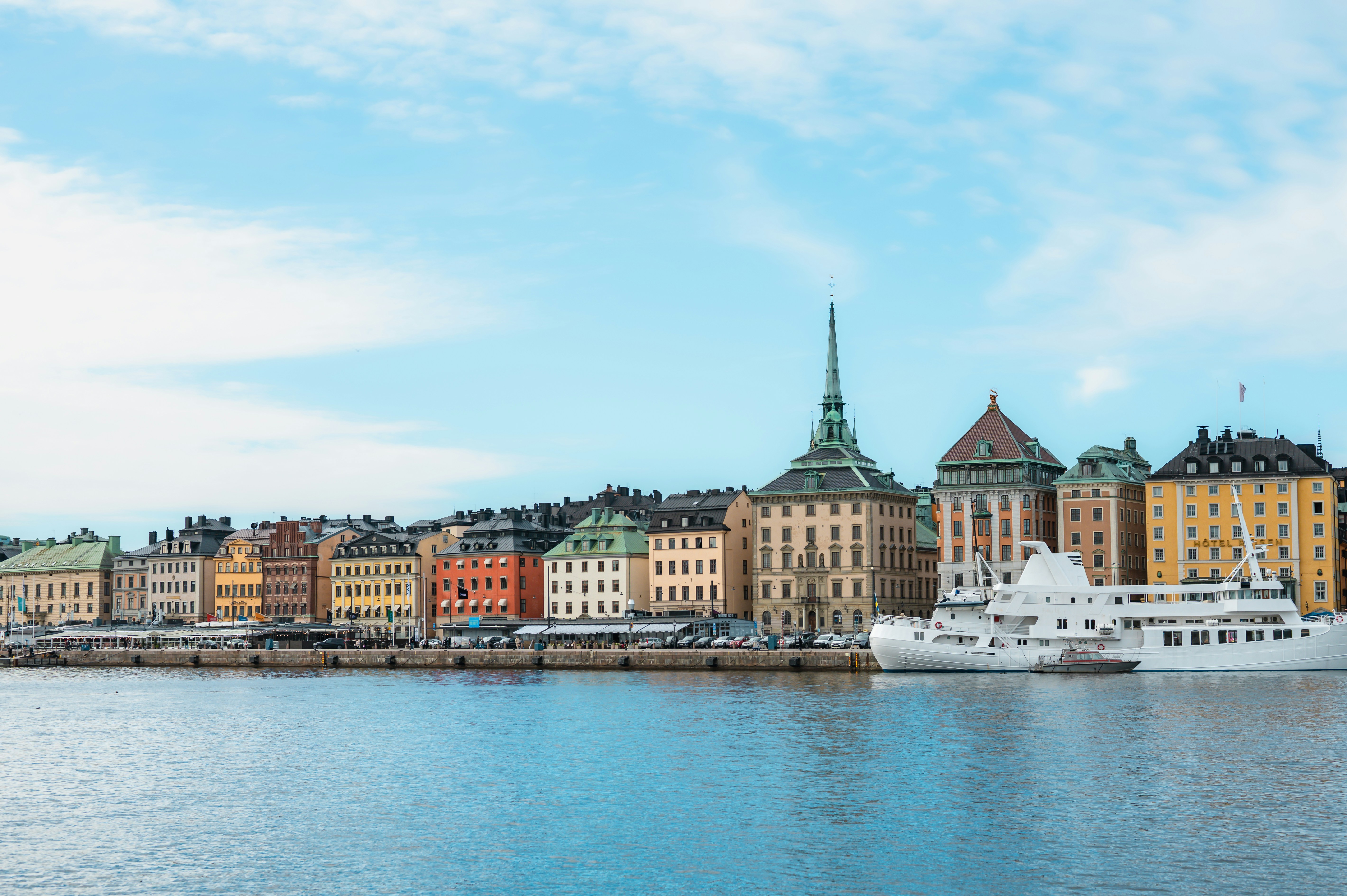 Stay online in the Sweden with a prepaid eSIM from eSIMlii. Instant activation, no roaming charges, and reliable coverage.