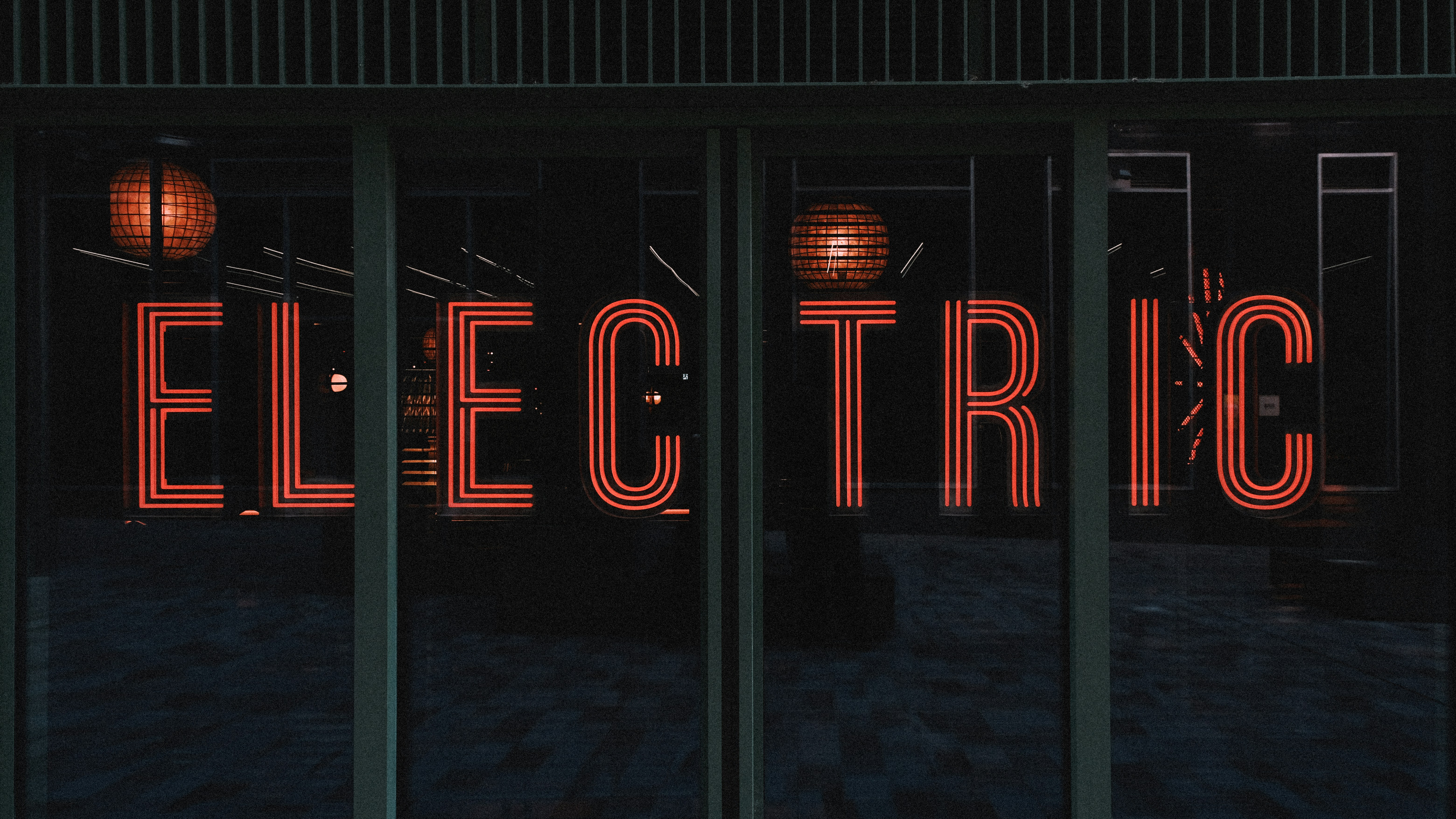 네온 '전기' 간판이 밤에 빛나다