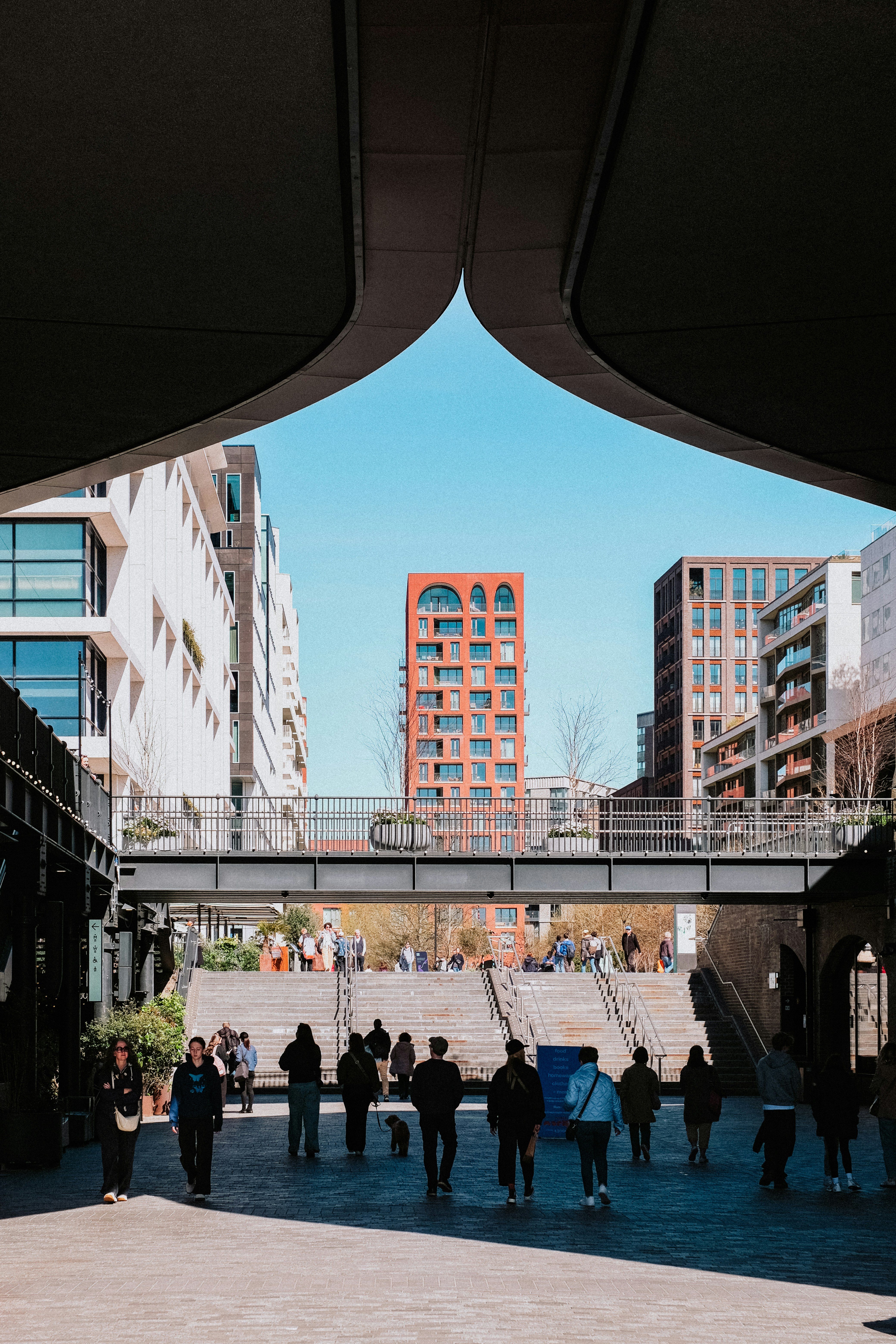 현대식 건물이 있는 포장된 길을 걷는 사람들