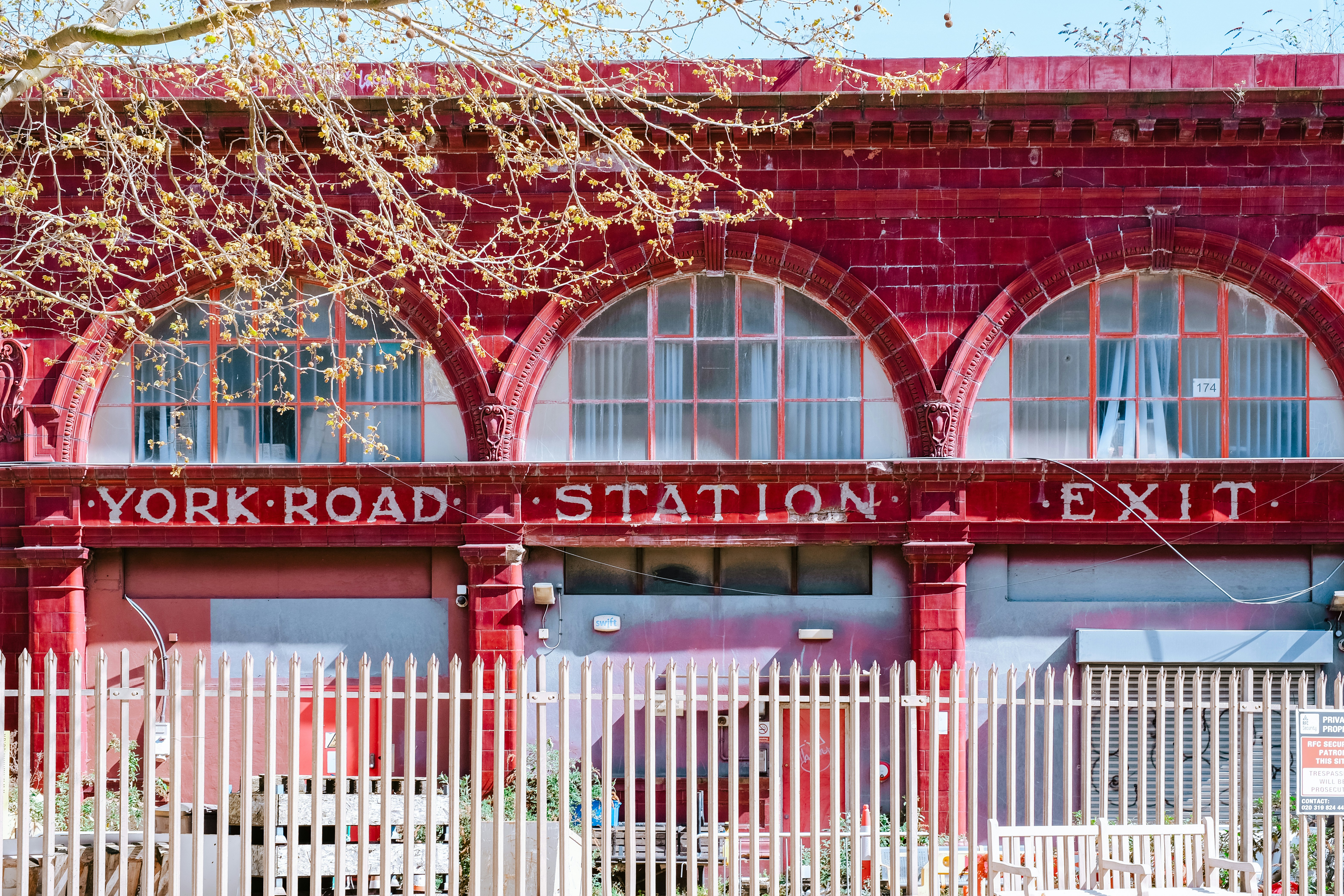 붉은 벽돌 외관이 있는 요크 로드 역 출구