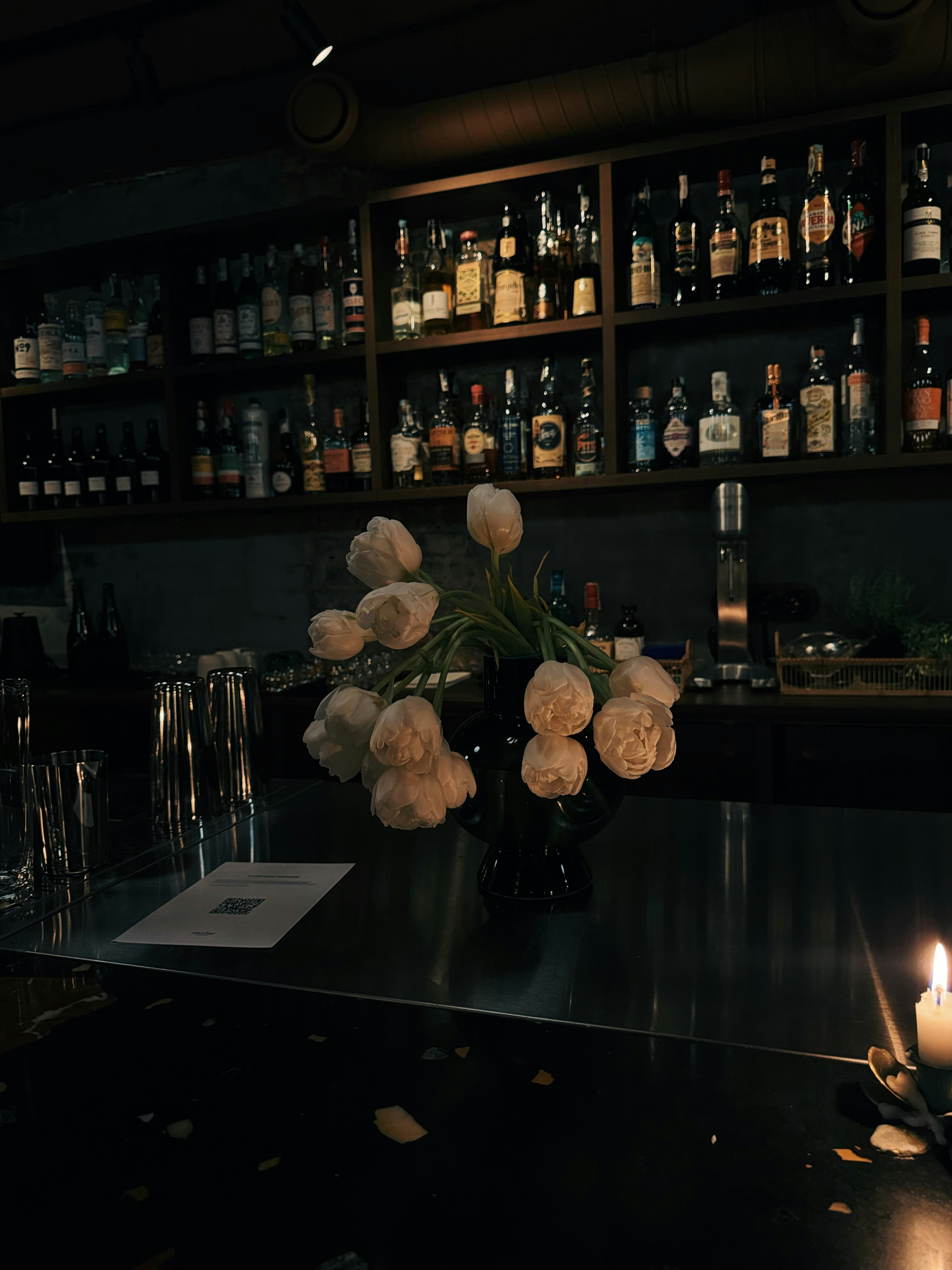 Un vaso di tulipani su un bancone