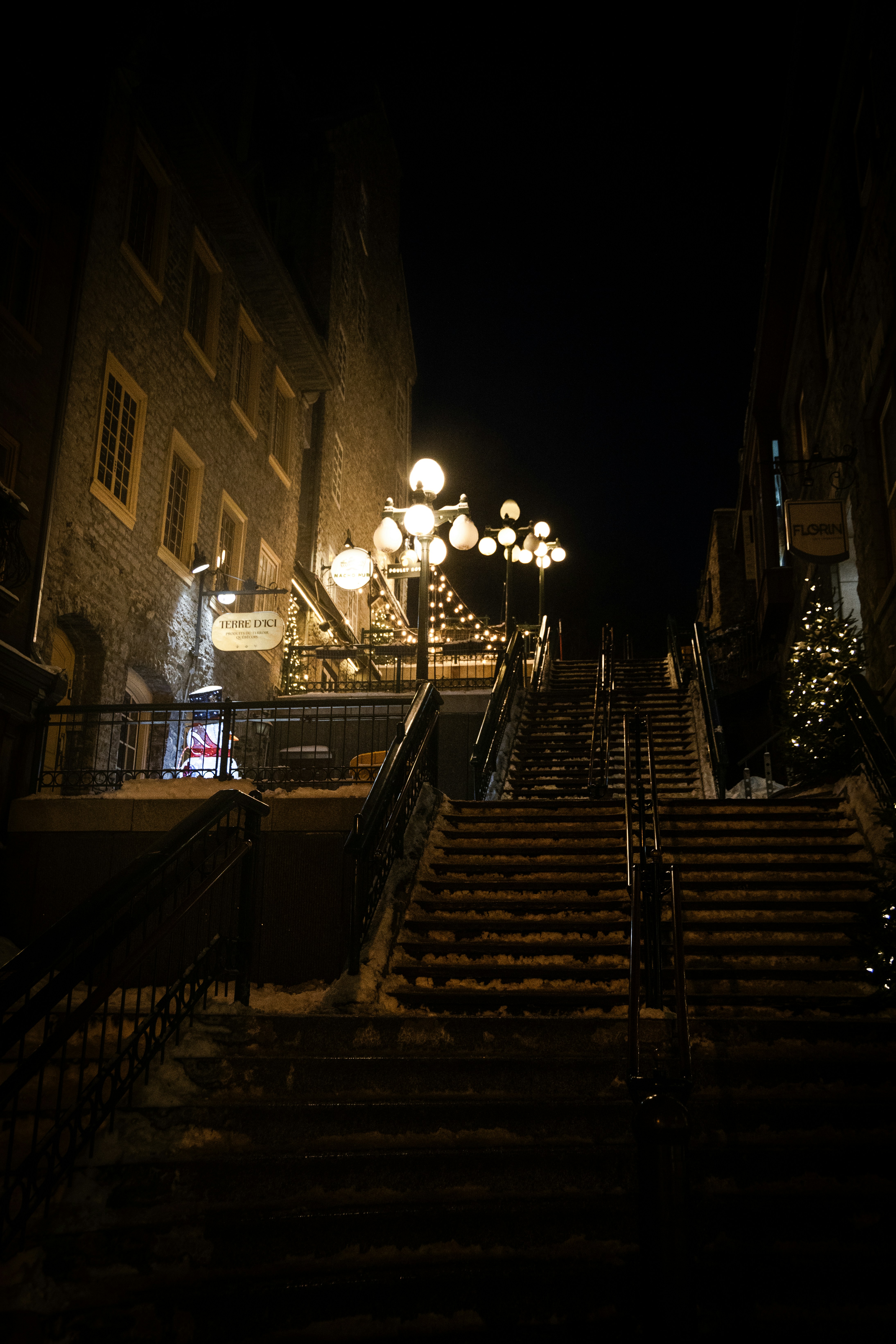 Escaleras iluminadas por la noche con nieve