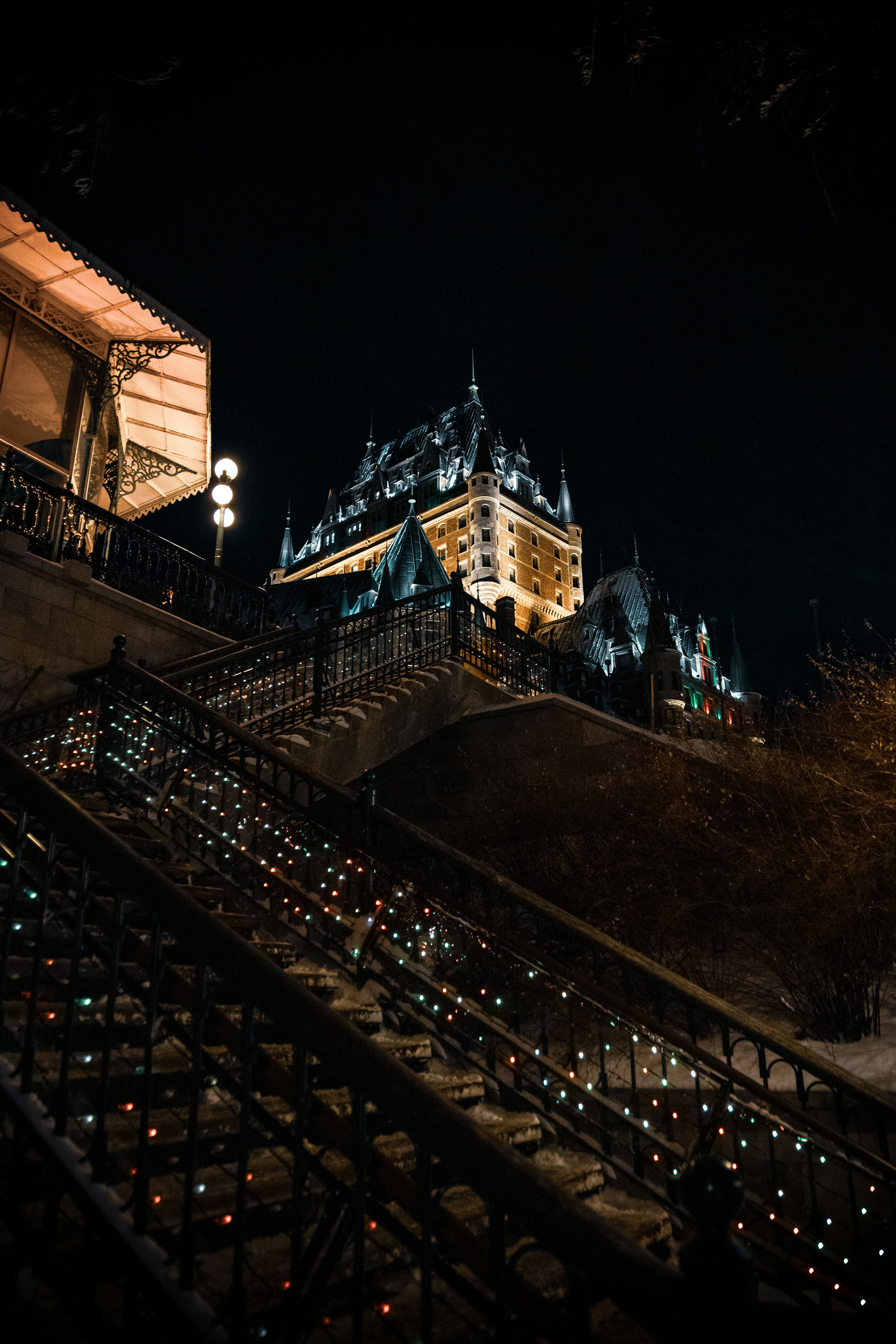 Fairmont le chateau frontenac iluminado por la noche con luces de Navidad.