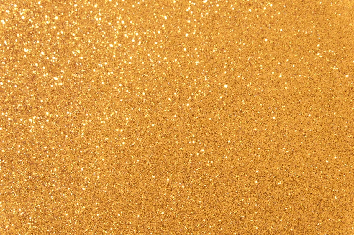 How to Use Gold Dust on a Cake for a Professional Finish?