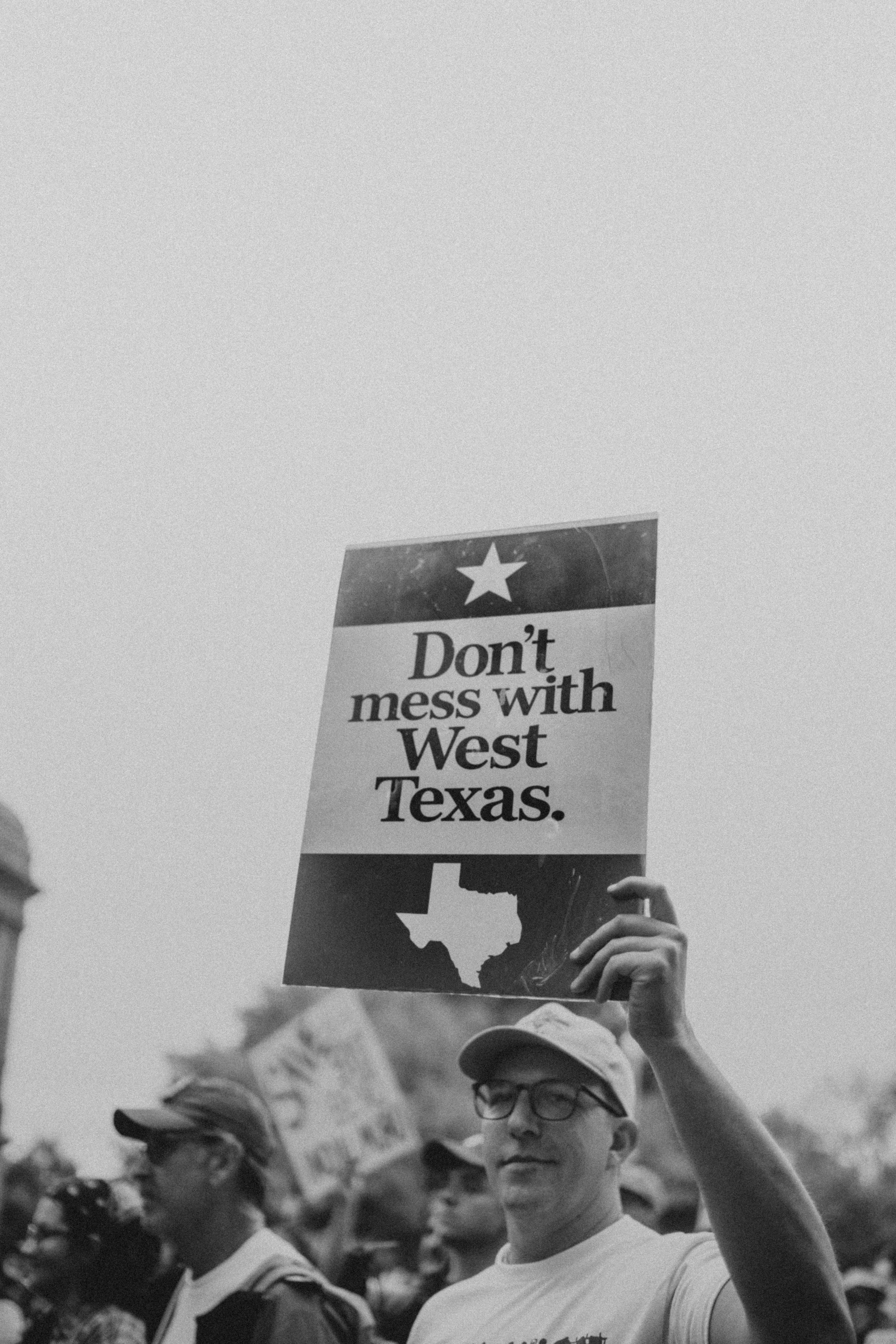 Un homme tient une pancarte qui dit de ne pas toucher à l’ouest du Texas.