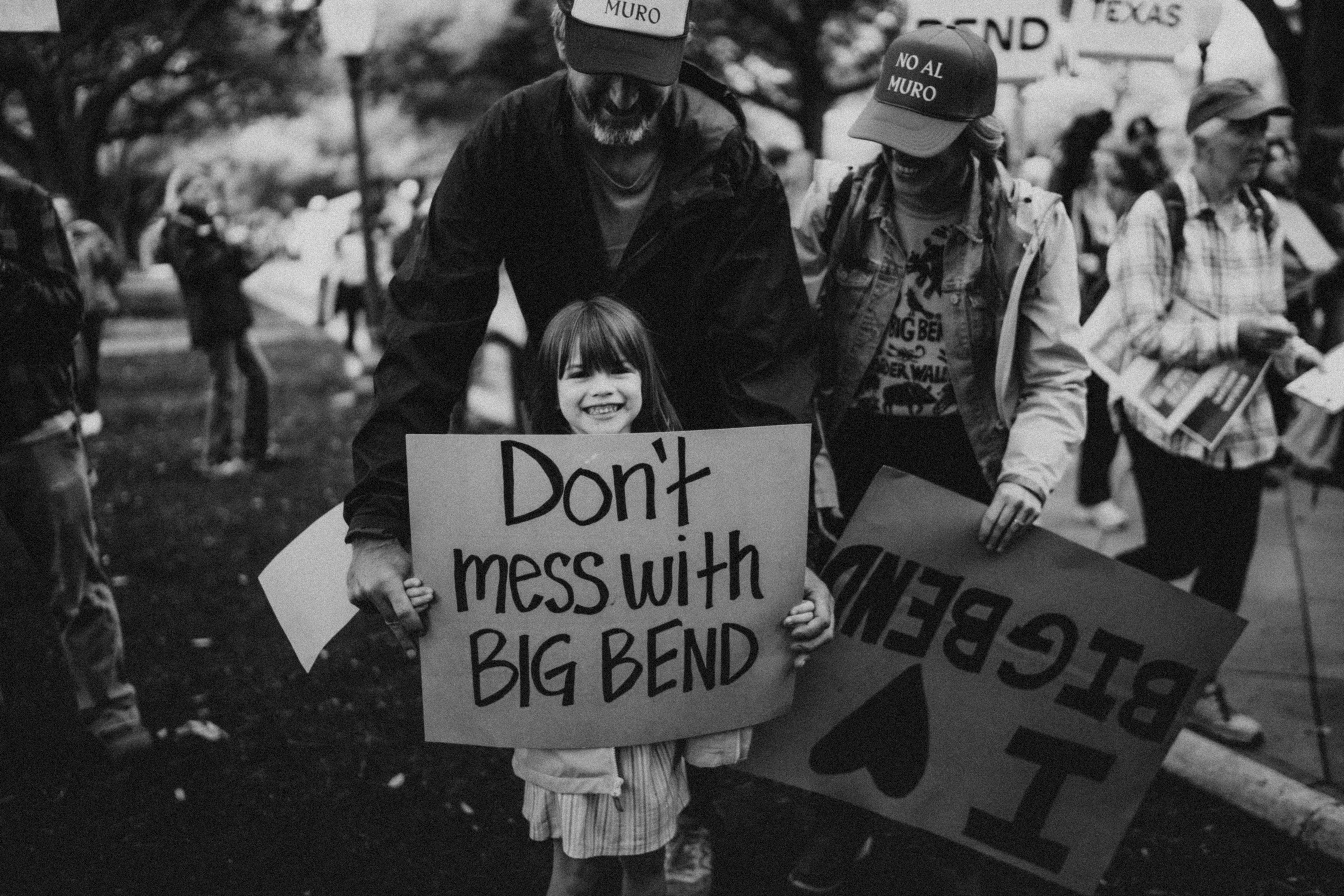 La fille tient une pancarte disant de ne pas toucher à Big Bend