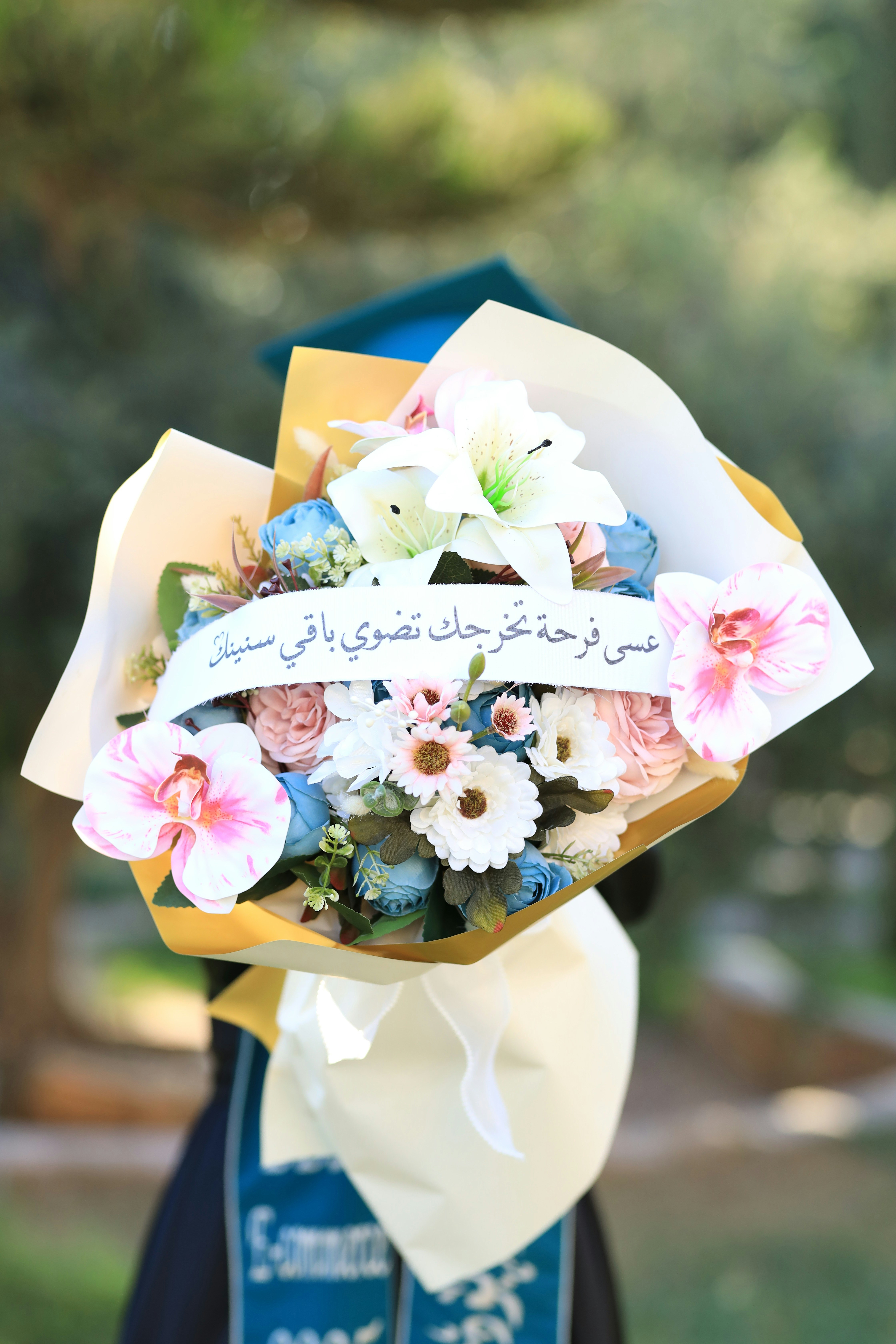 A graduation bouquet with a congratulatory banner.