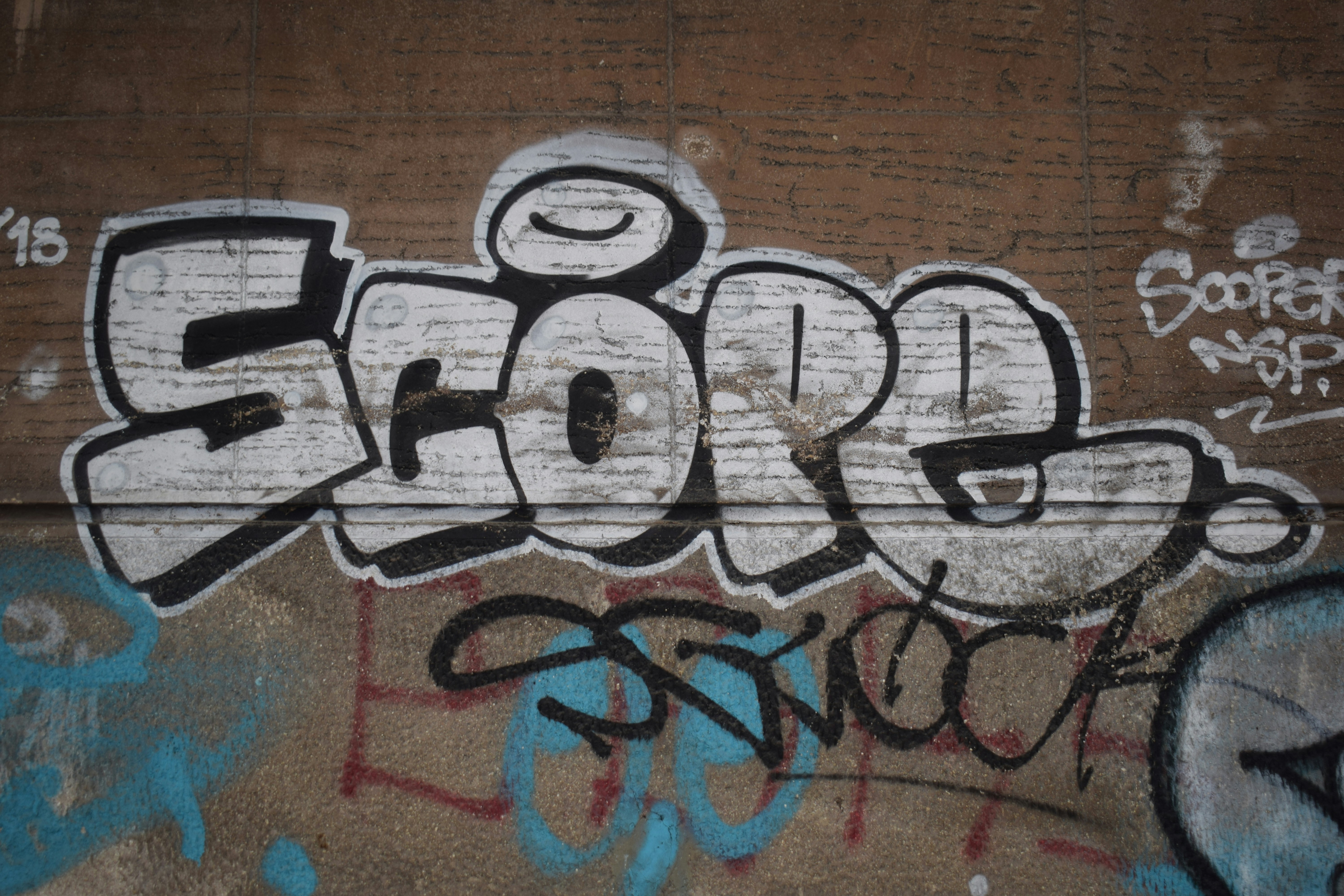 Arte de graffiti que deletrea la palabra partitura sobre una superficie de madera.