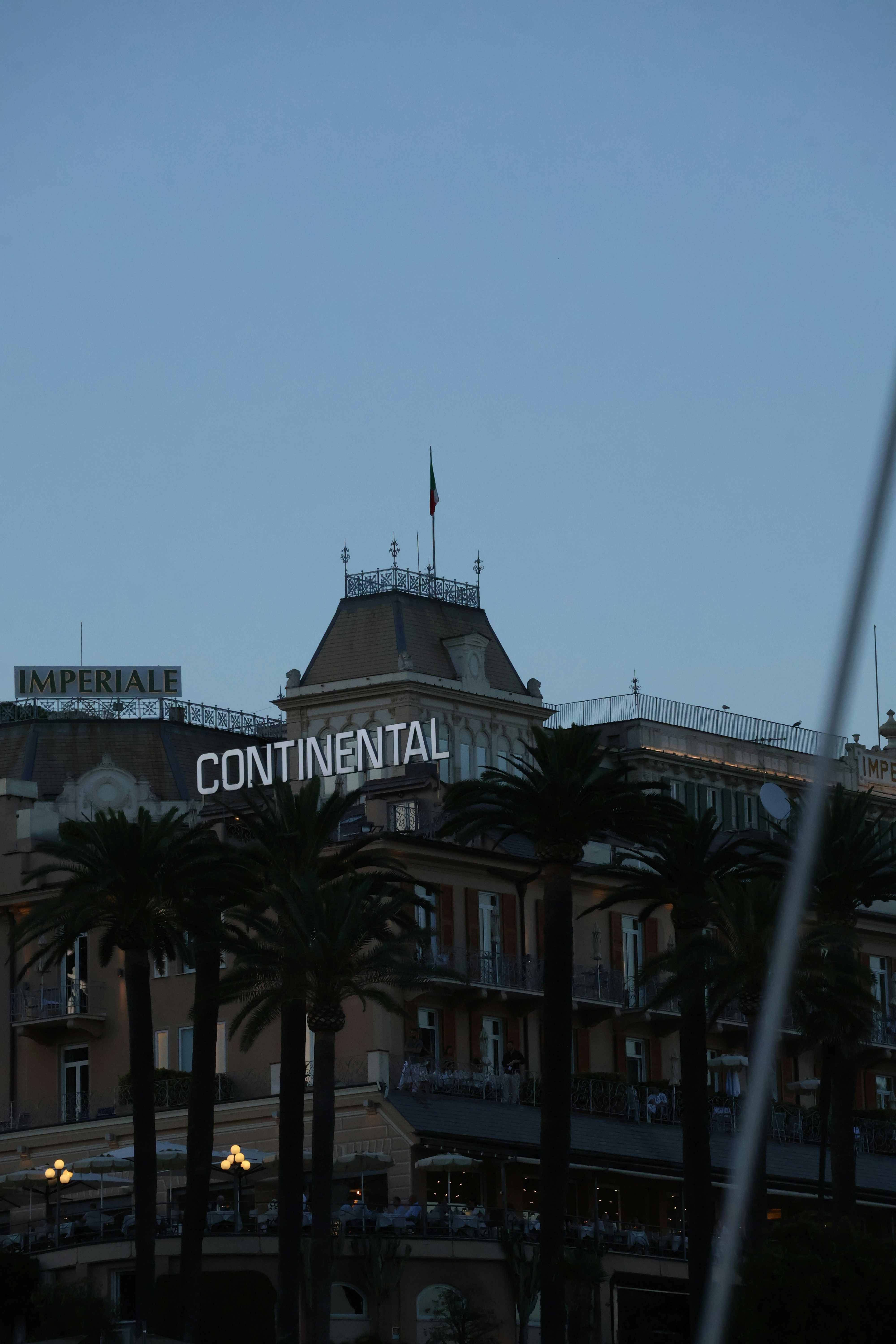 Hotel Continental con palmeras contra cielo azul