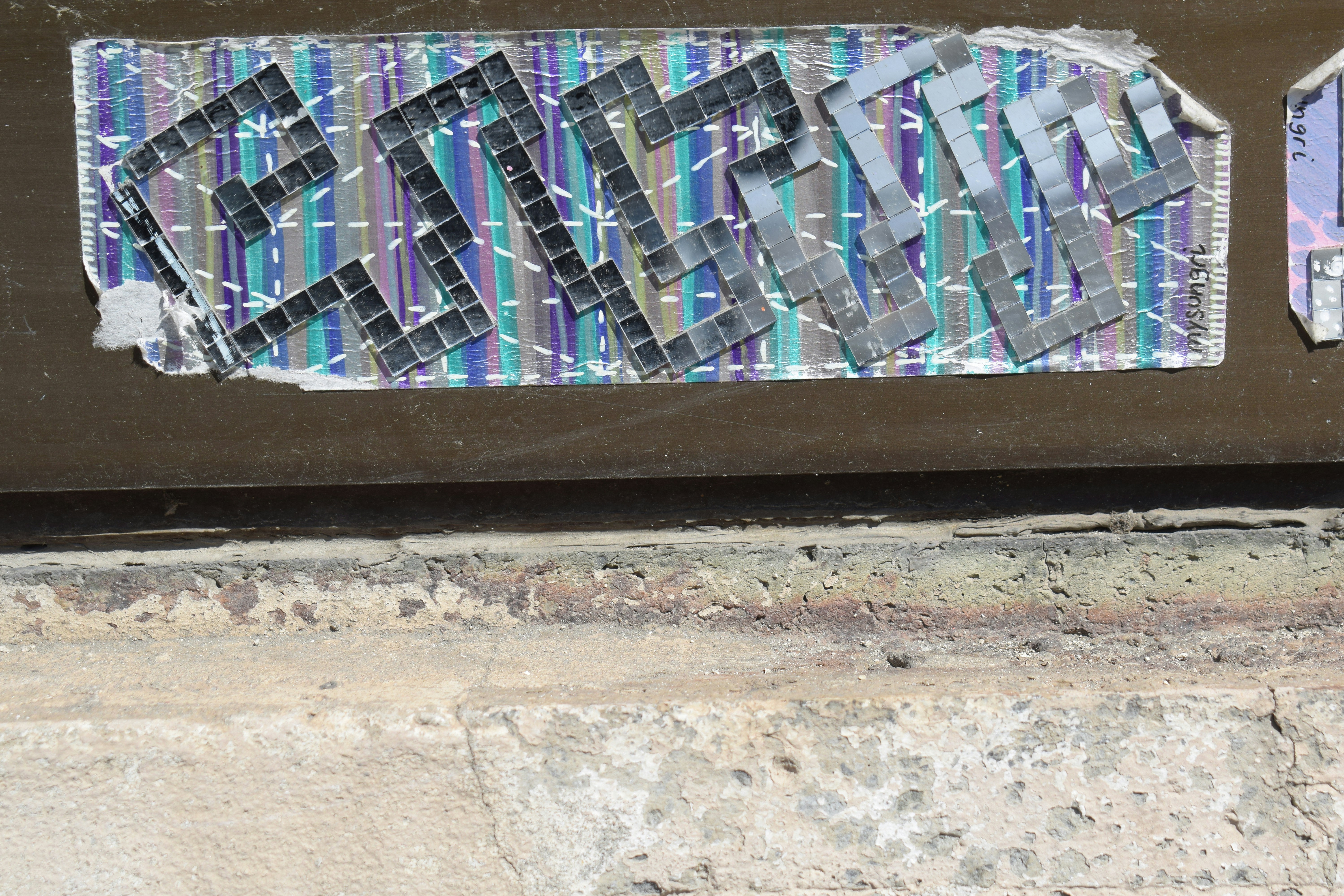 Pegatina holográfica con patrón geométrico colorido