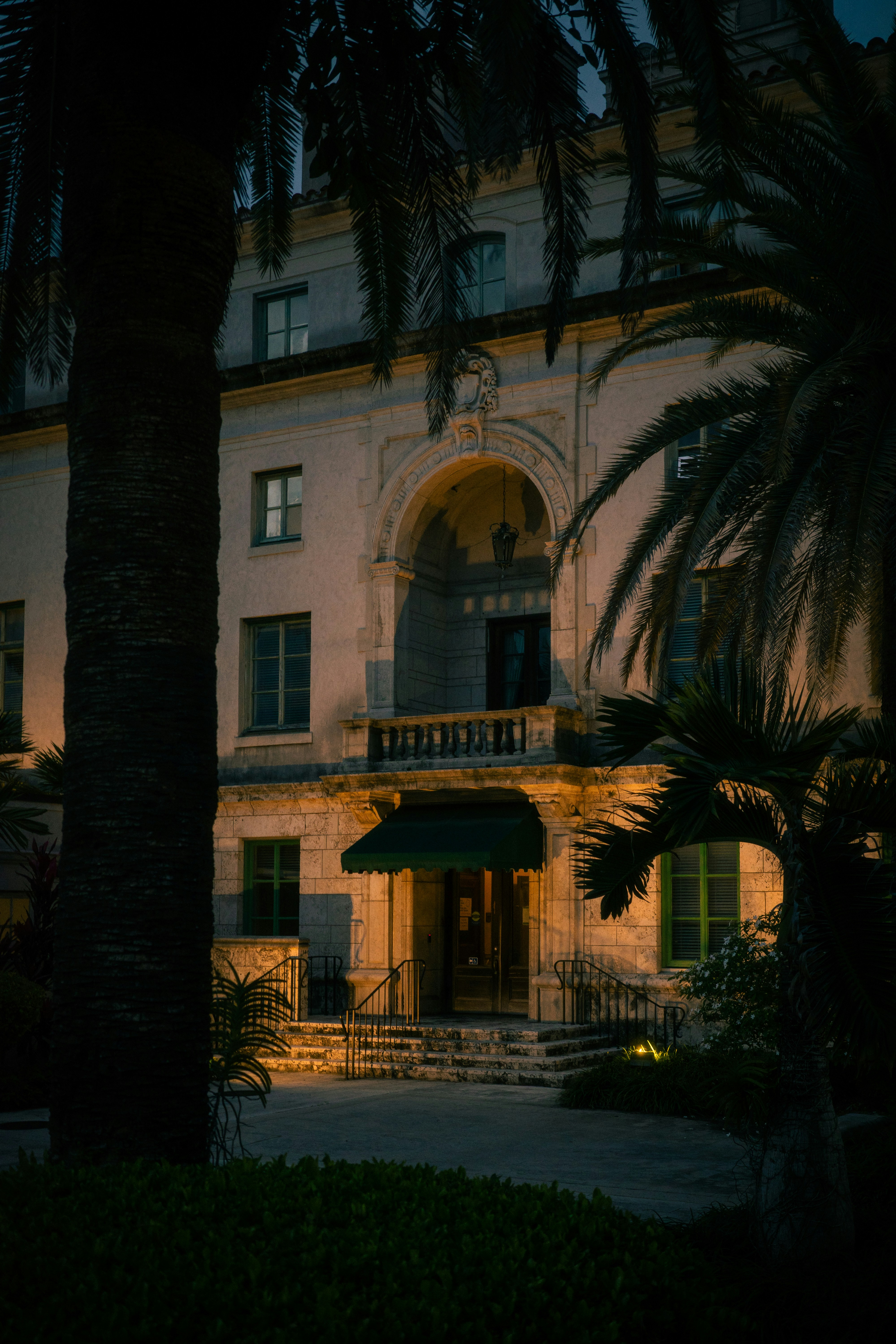 Ingresso storico con palme al crepuscolo