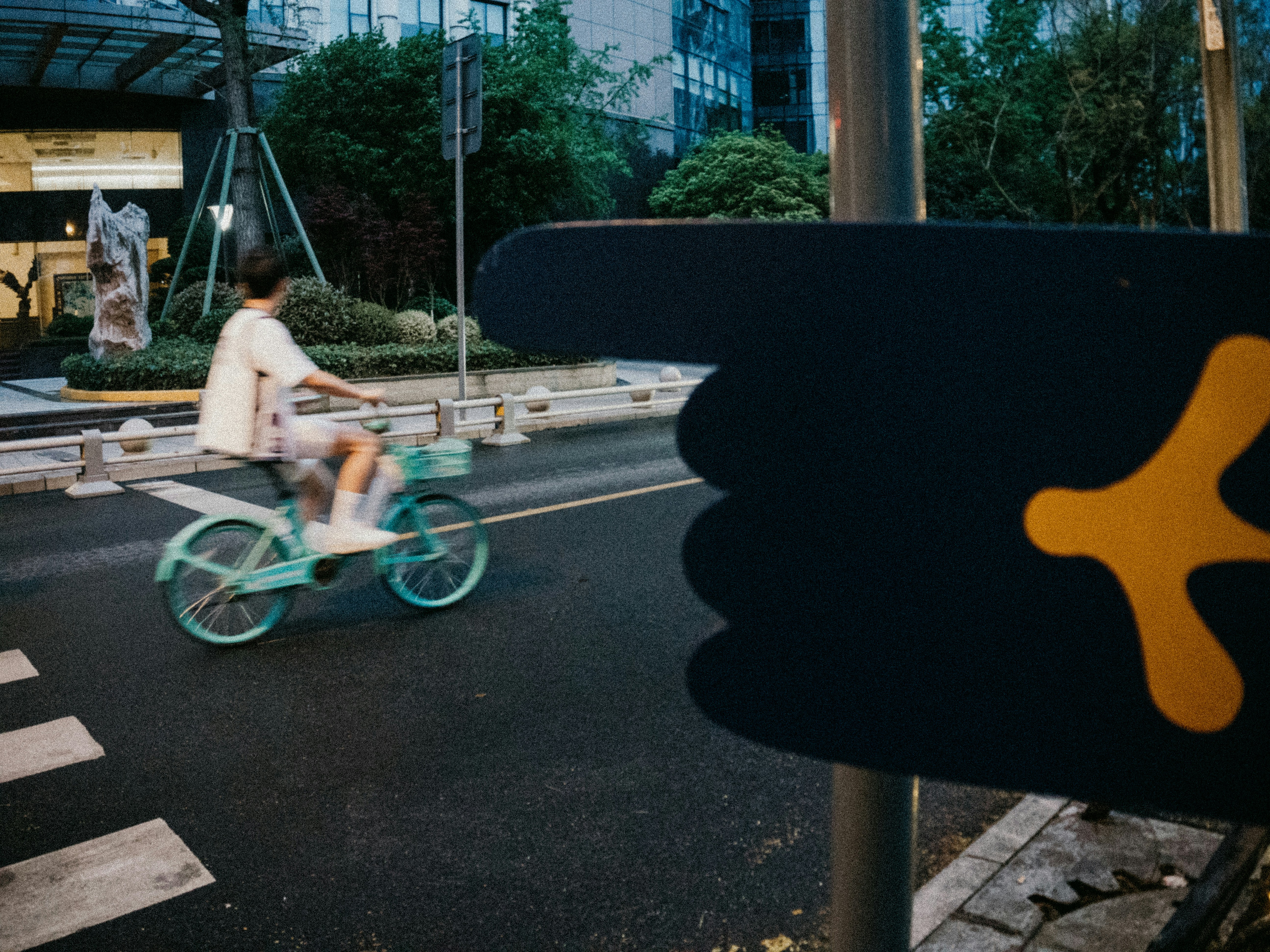 Una persona va en bicicleta por una calle de la ciudad.