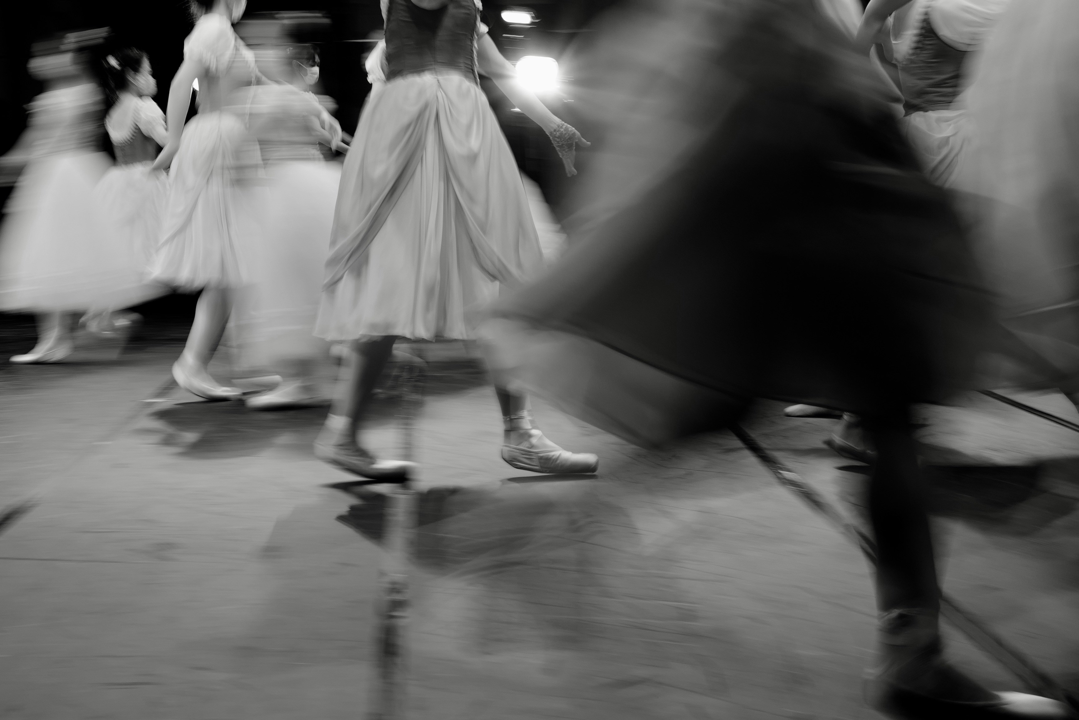 Balletttänzer in Bewegung auf einer Bühne