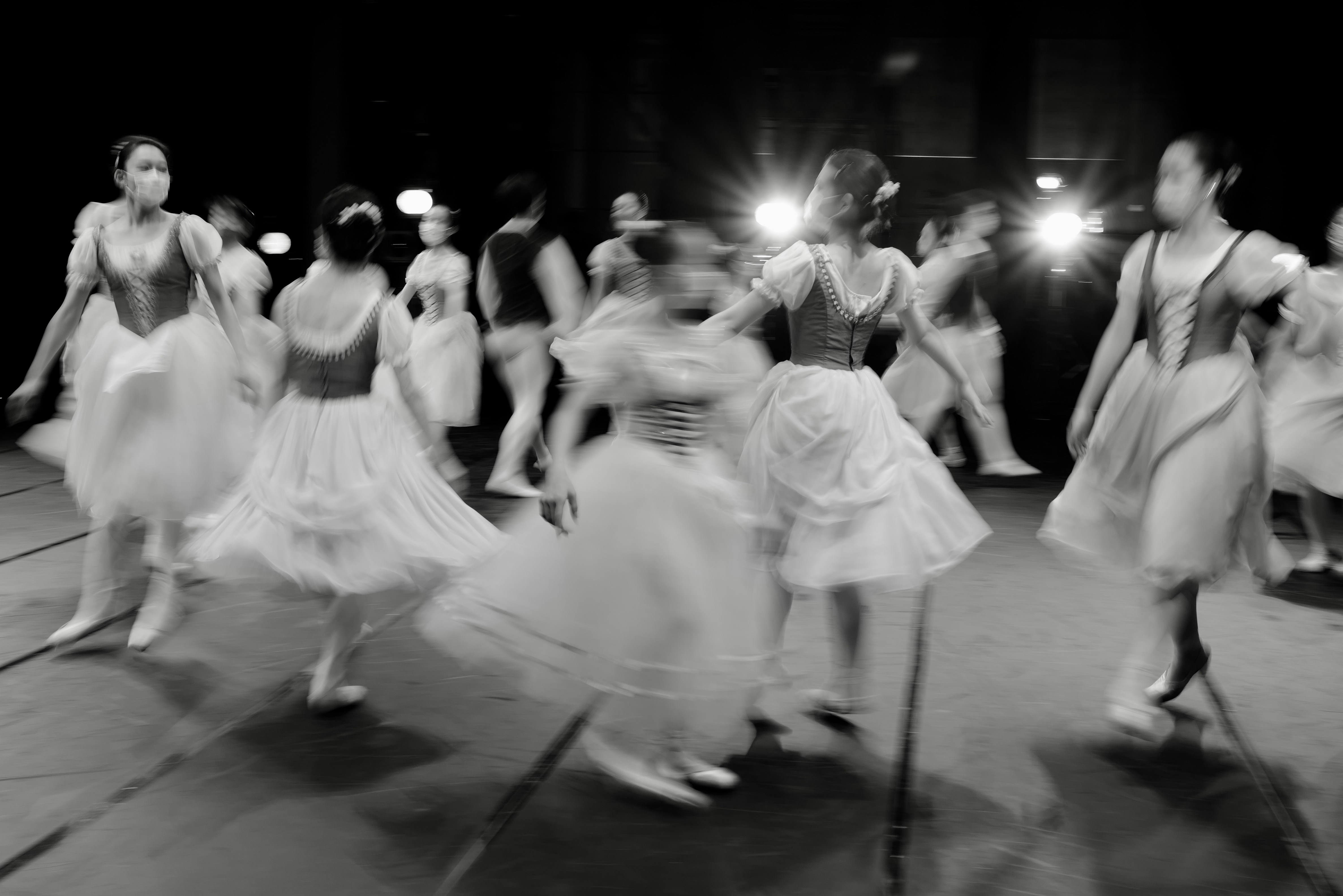 Danseurs de ballet en tutus blancs se produisant sur scène