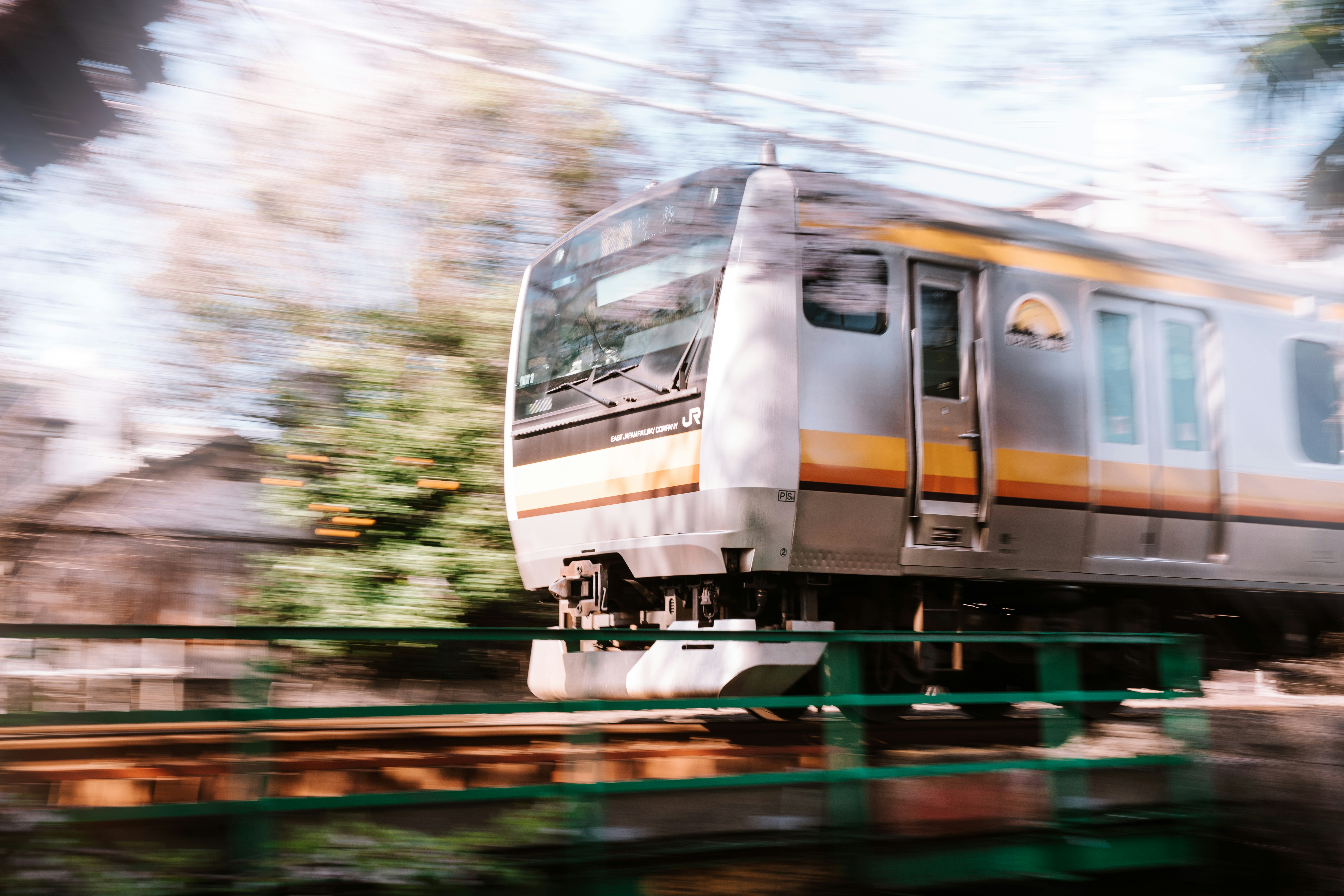 Un train moderne file à toute vitesse le long des rails.