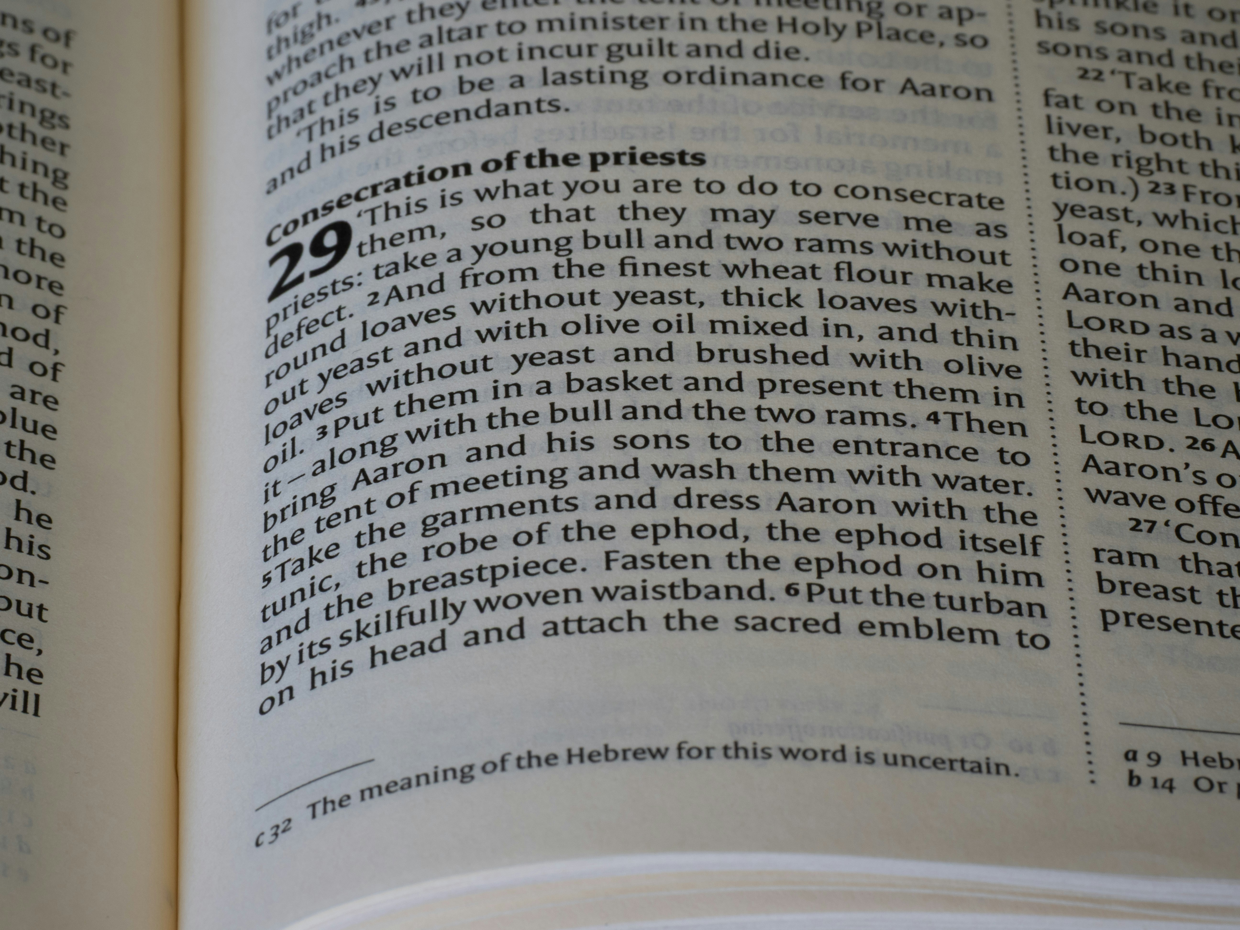 Gros plan d’un livre ouvert avec du texte visible.