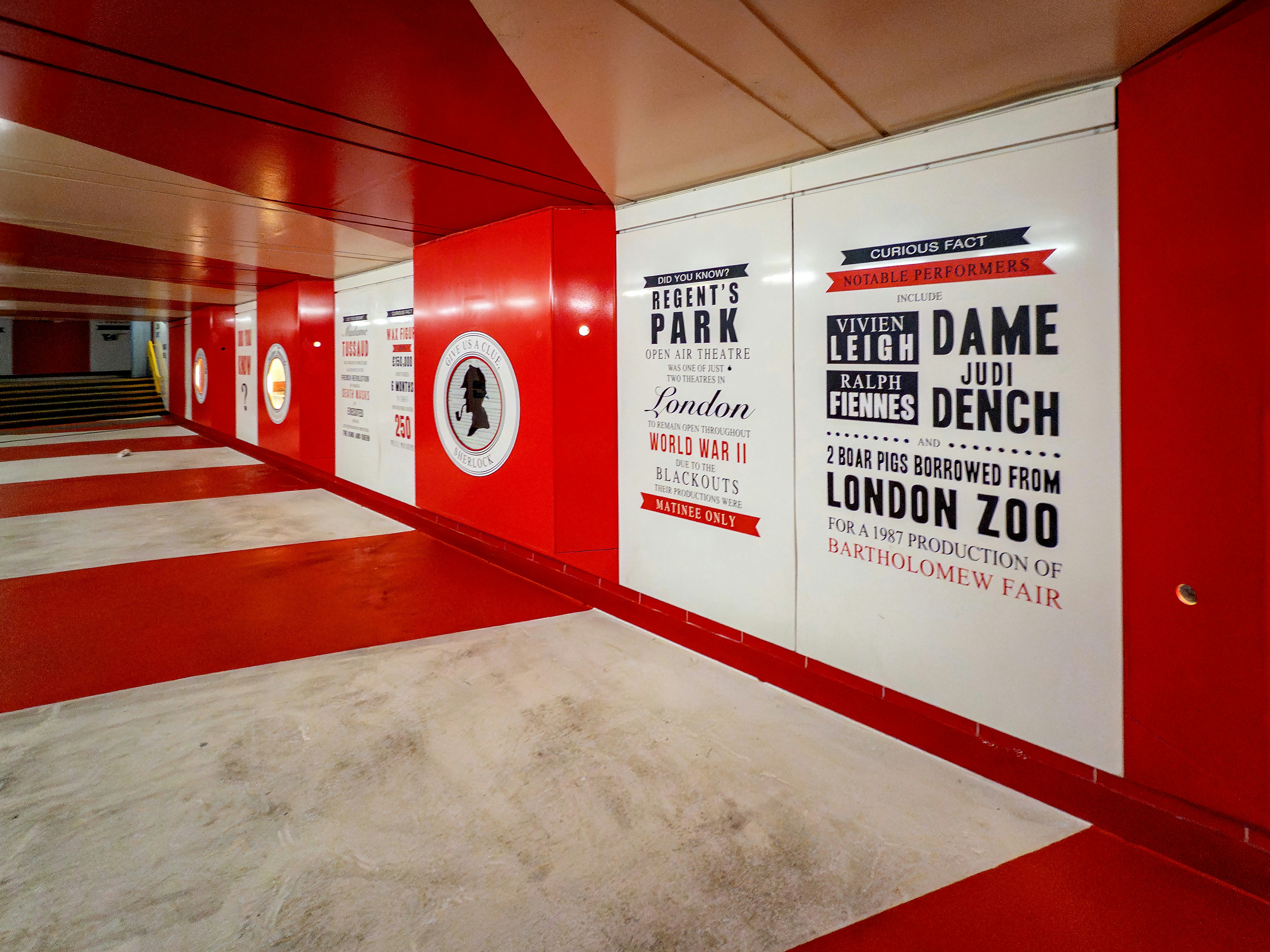 Jugadores saliendo del túnel hacia el campo antes del partido