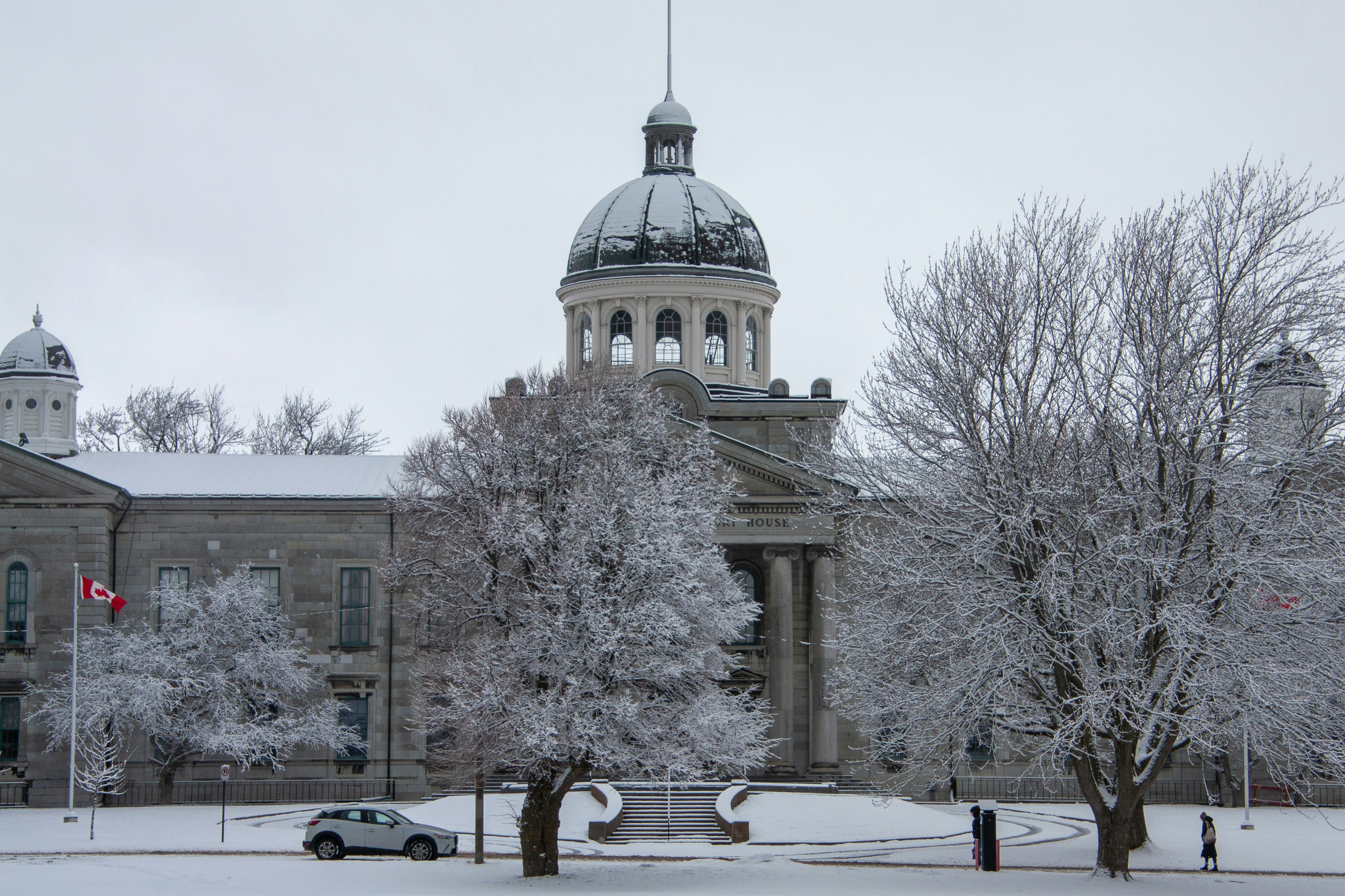 Edificio histórico con cúpula en un día nevado.
