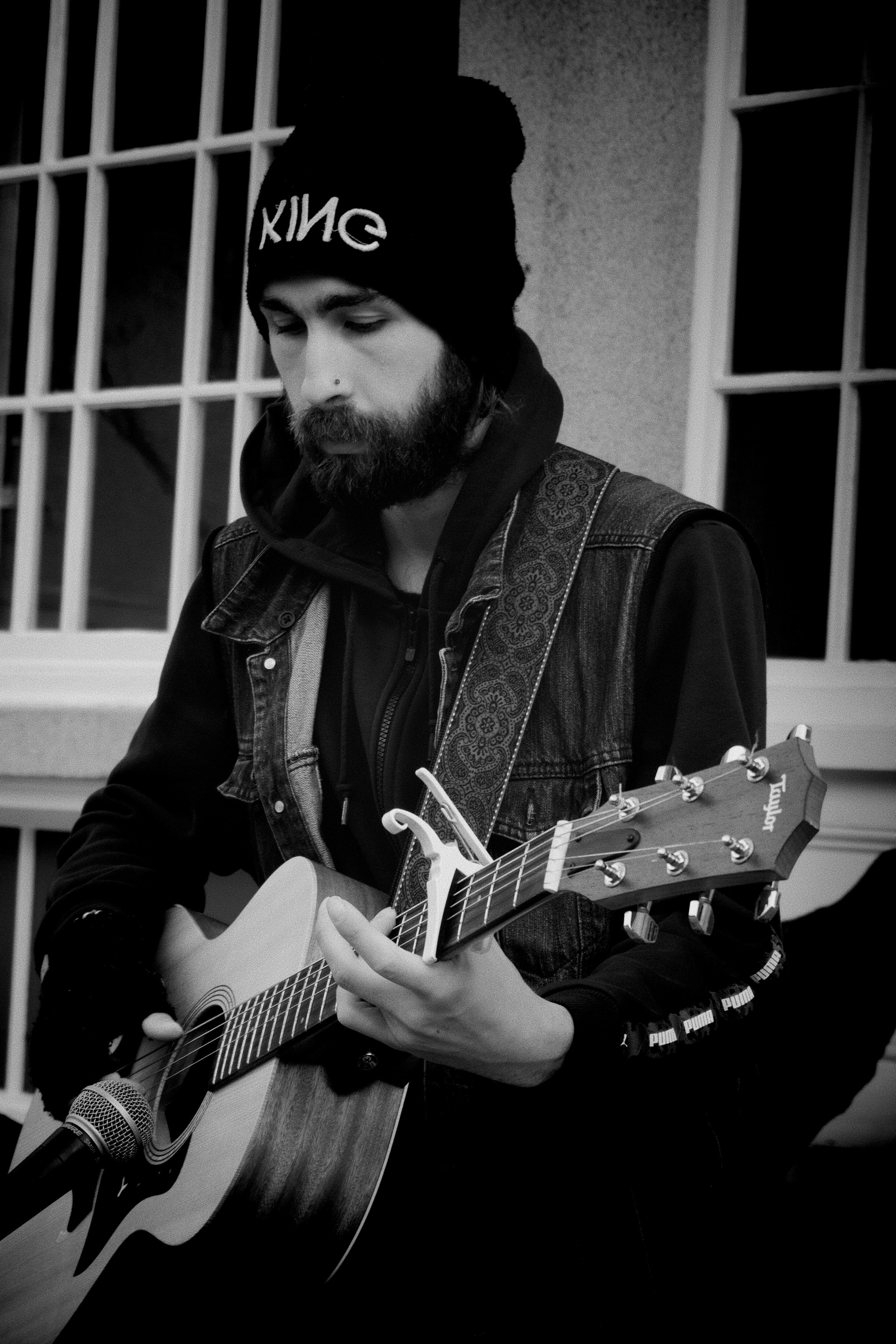 Musician playing the guitar in black and white