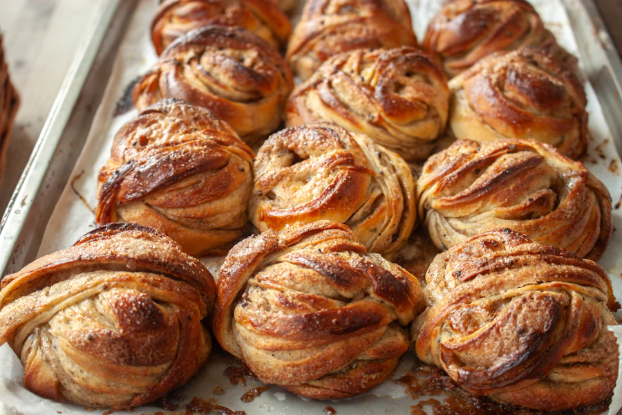 Plade med nybagte kanelsnurrer