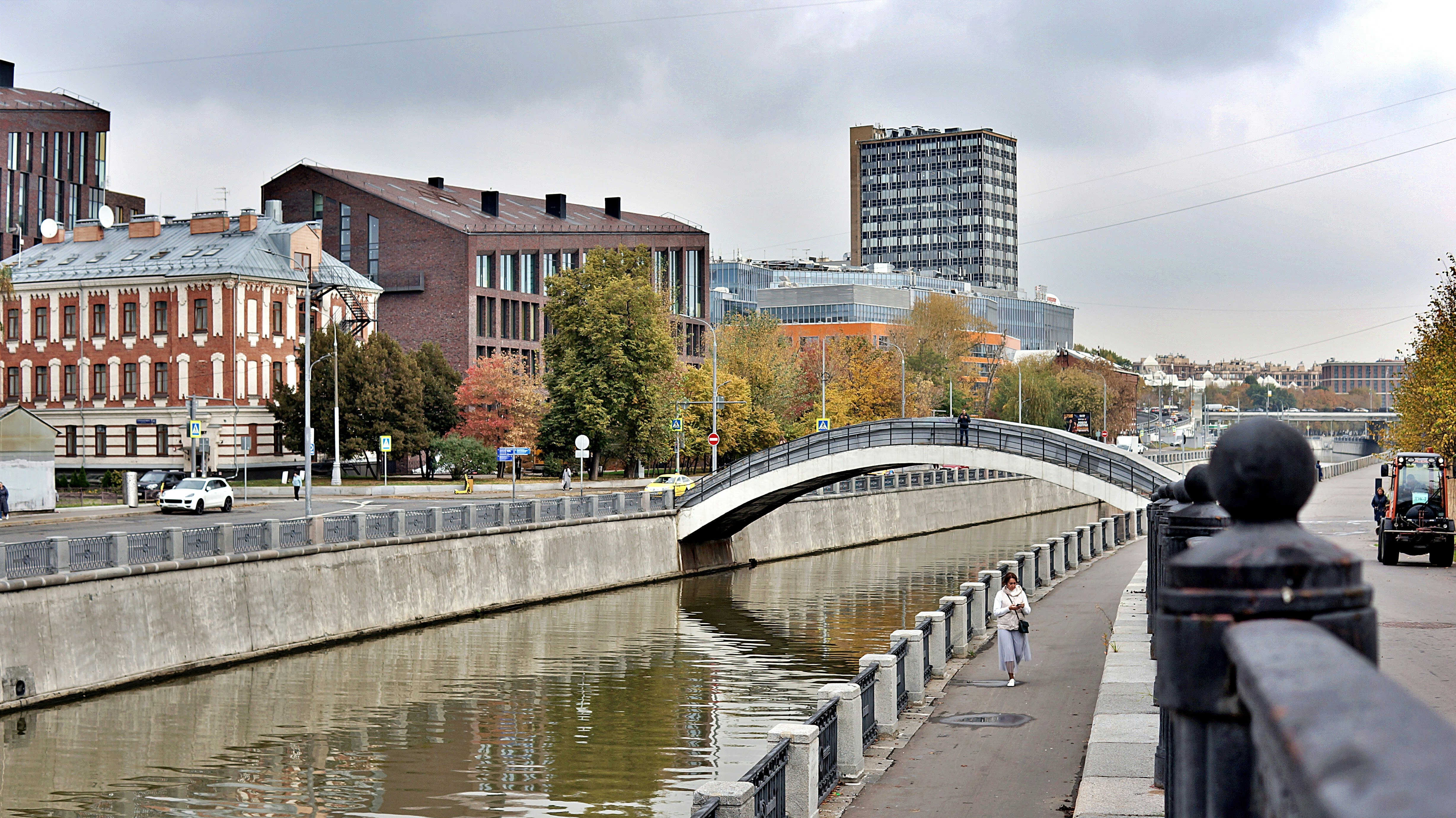 Canal urbain avec pont et passage inférieur des bâtiments lors d’une journée couverte