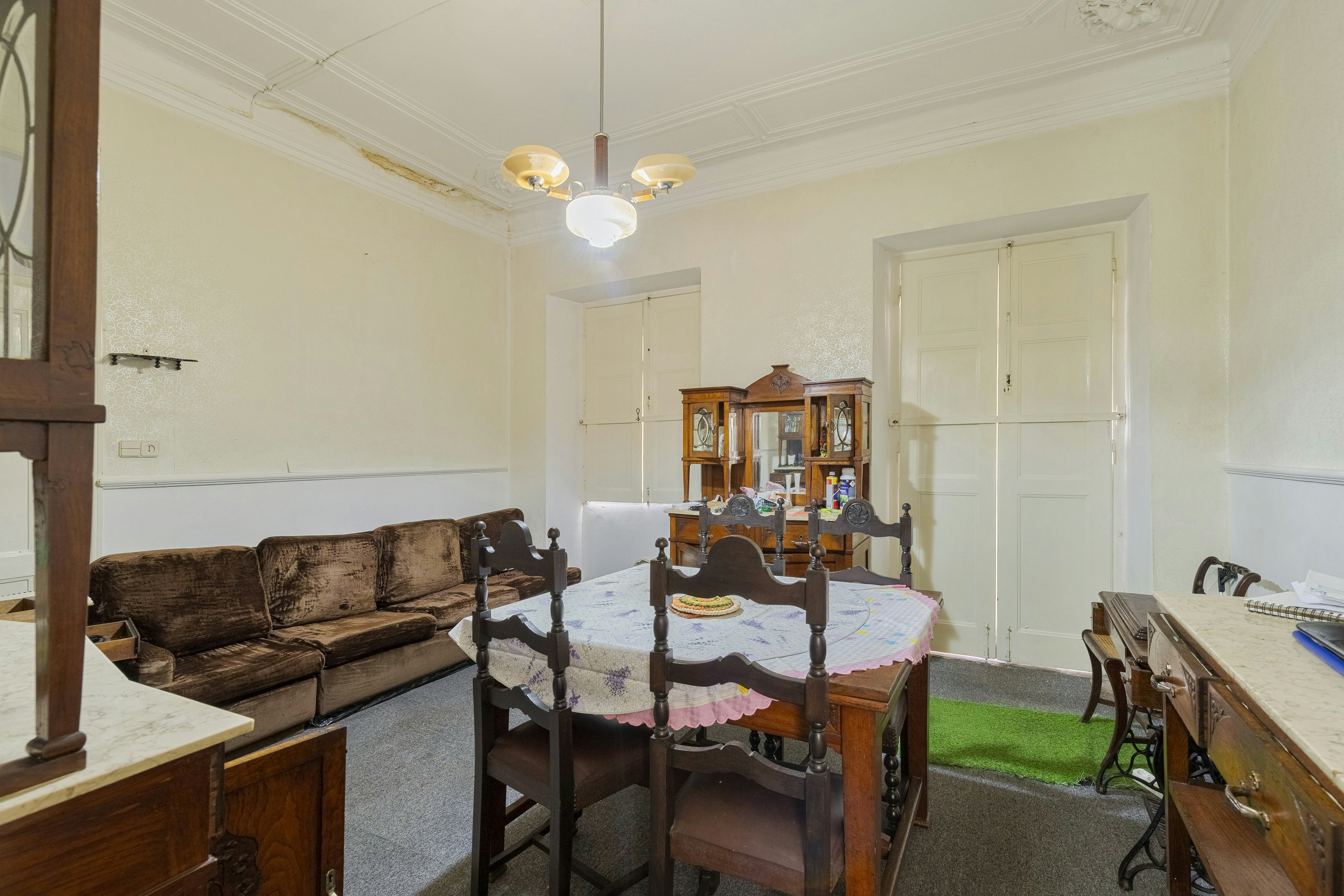 Salle à manger avec meubles anciens et canapé