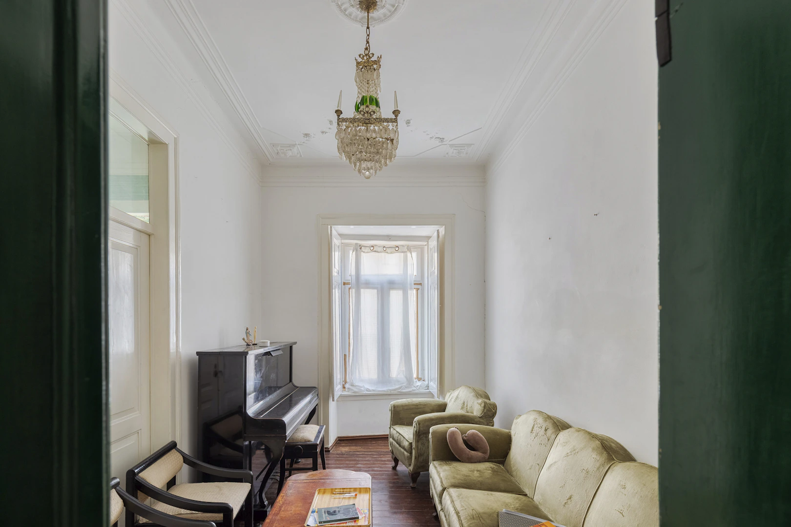 Interior de apartamento renovado — sala de estar elegante com piano